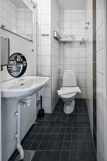 Double Room Budget -Small bathroom folding shower photo 2
