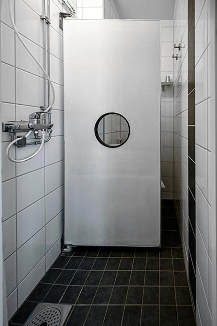 Double Room Budget -Small bathroom folding shower photo 3