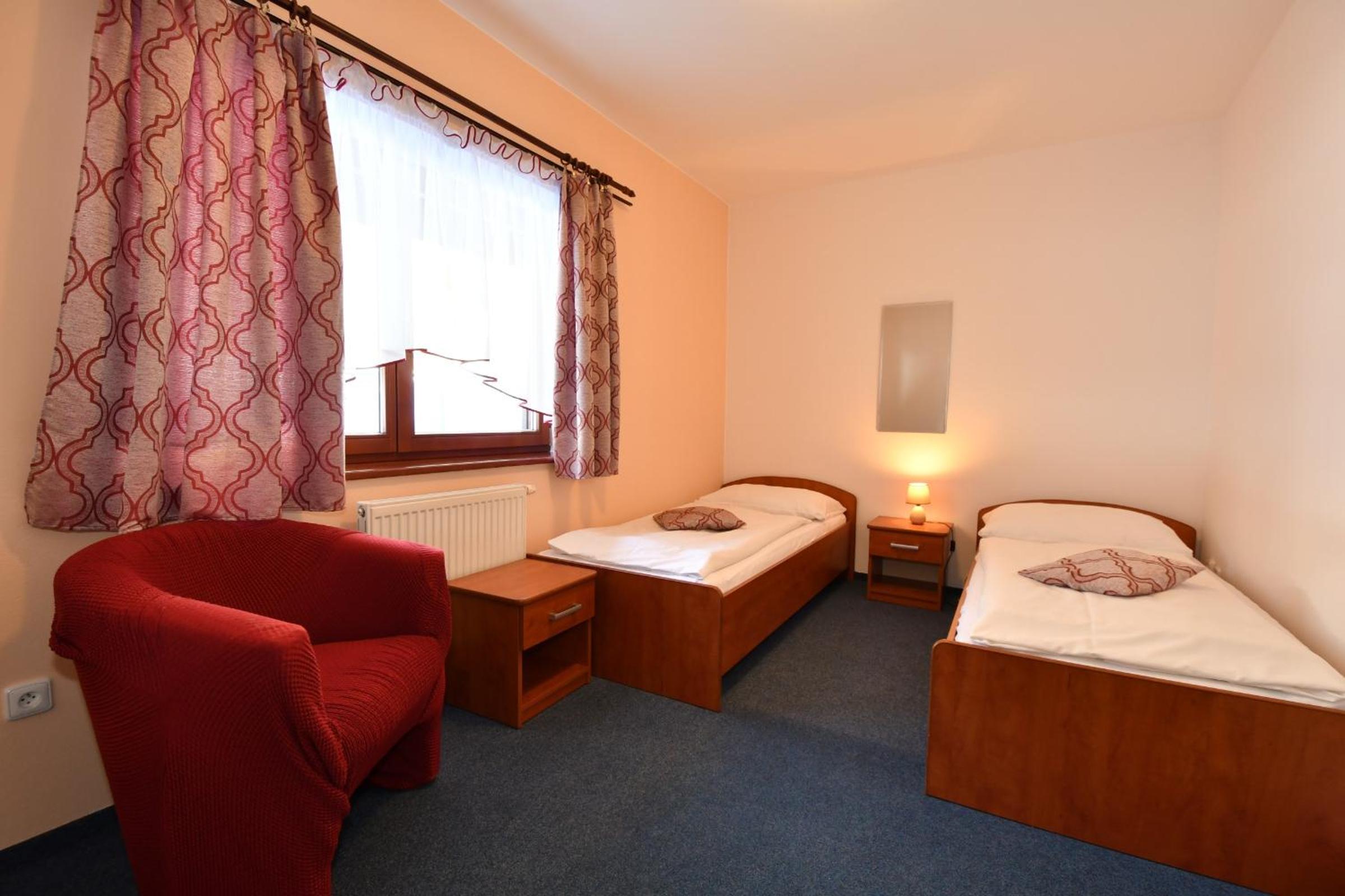 Quadruple Room with Balcony and Extra bed - Photo 7