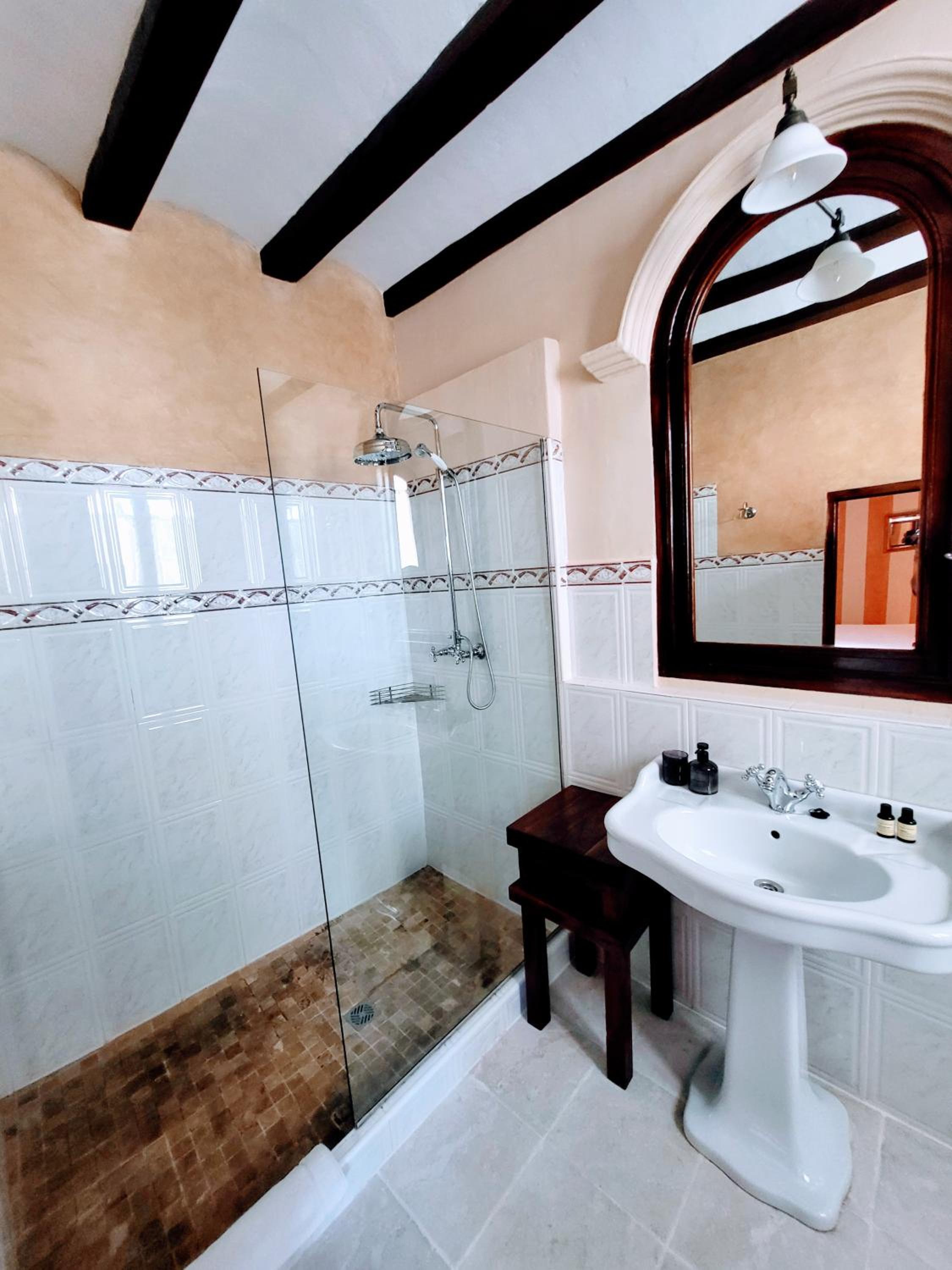 Deluxe Queen Room - Photo 7