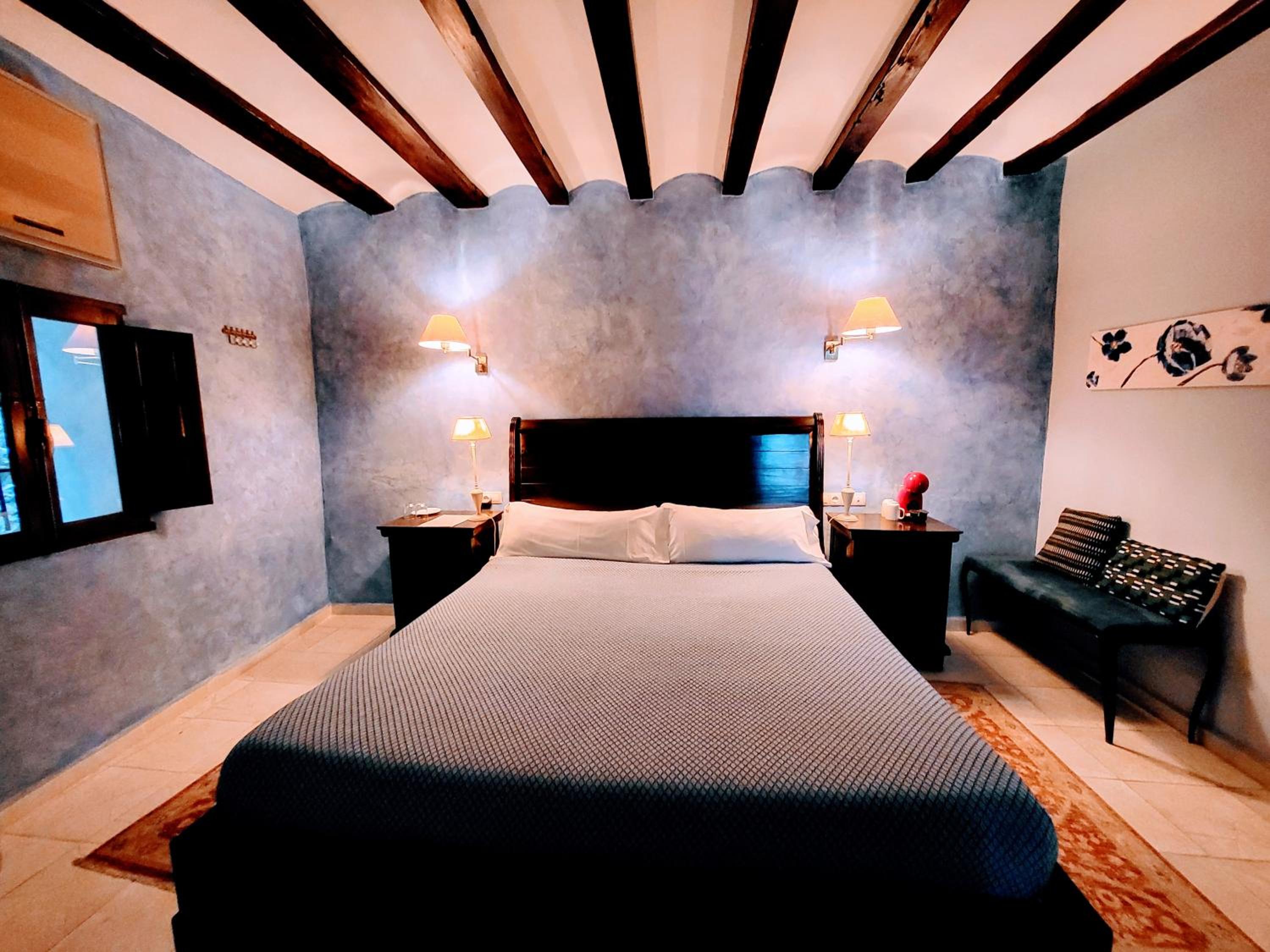 Deluxe Queen Room - Photo 5