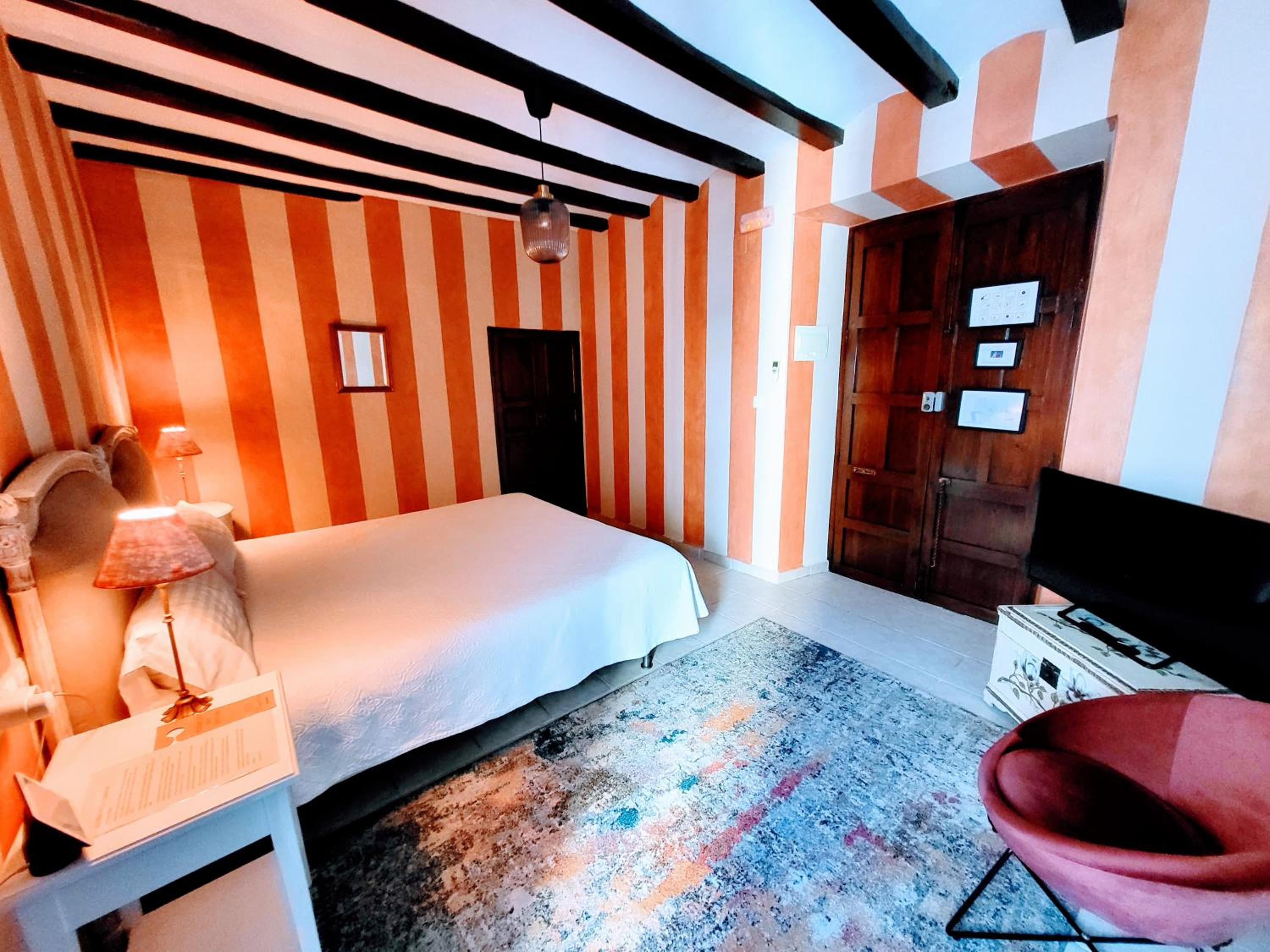 Deluxe Queen Room - Photo 9