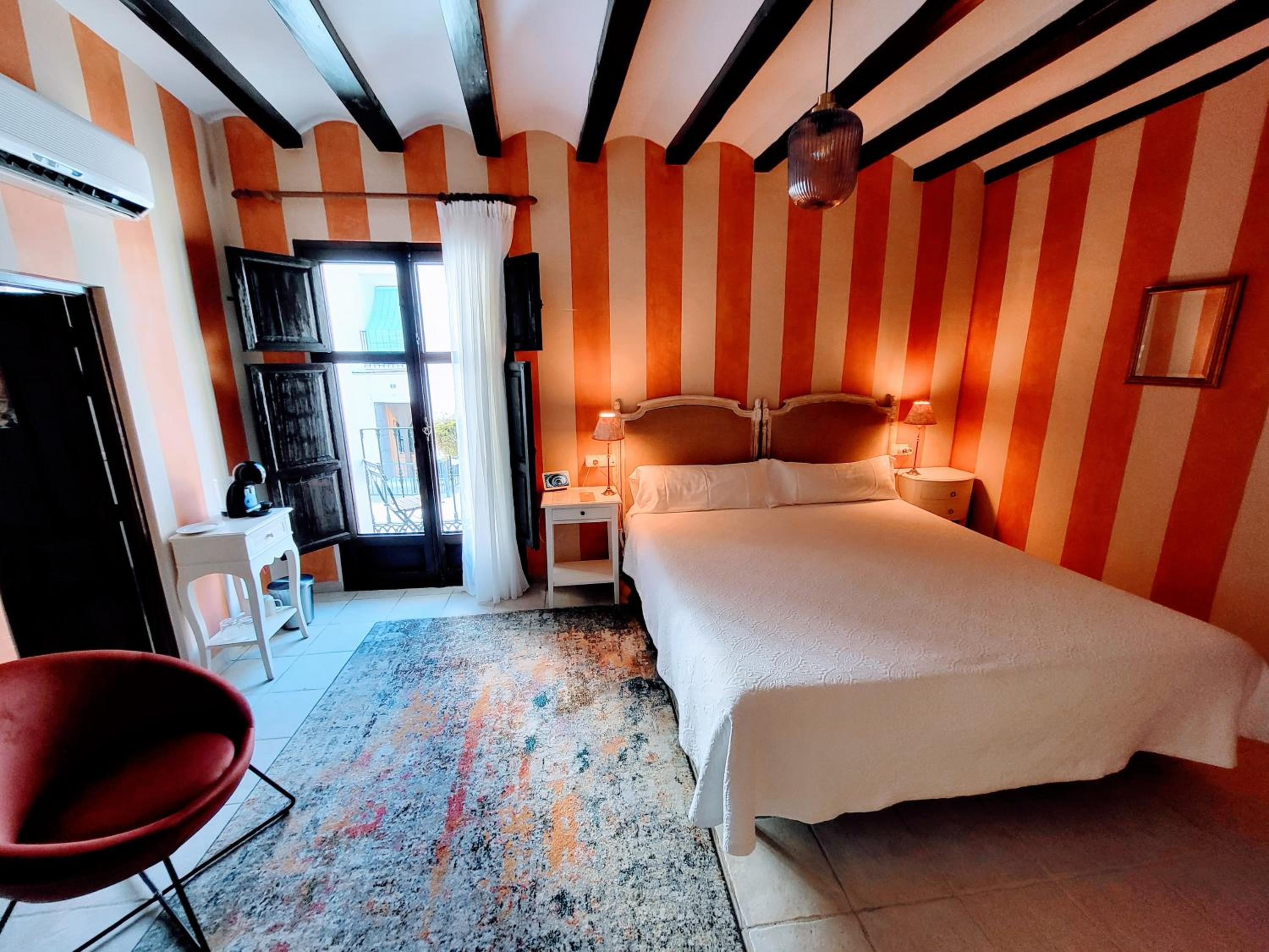 Deluxe Queen Room - Photo 10