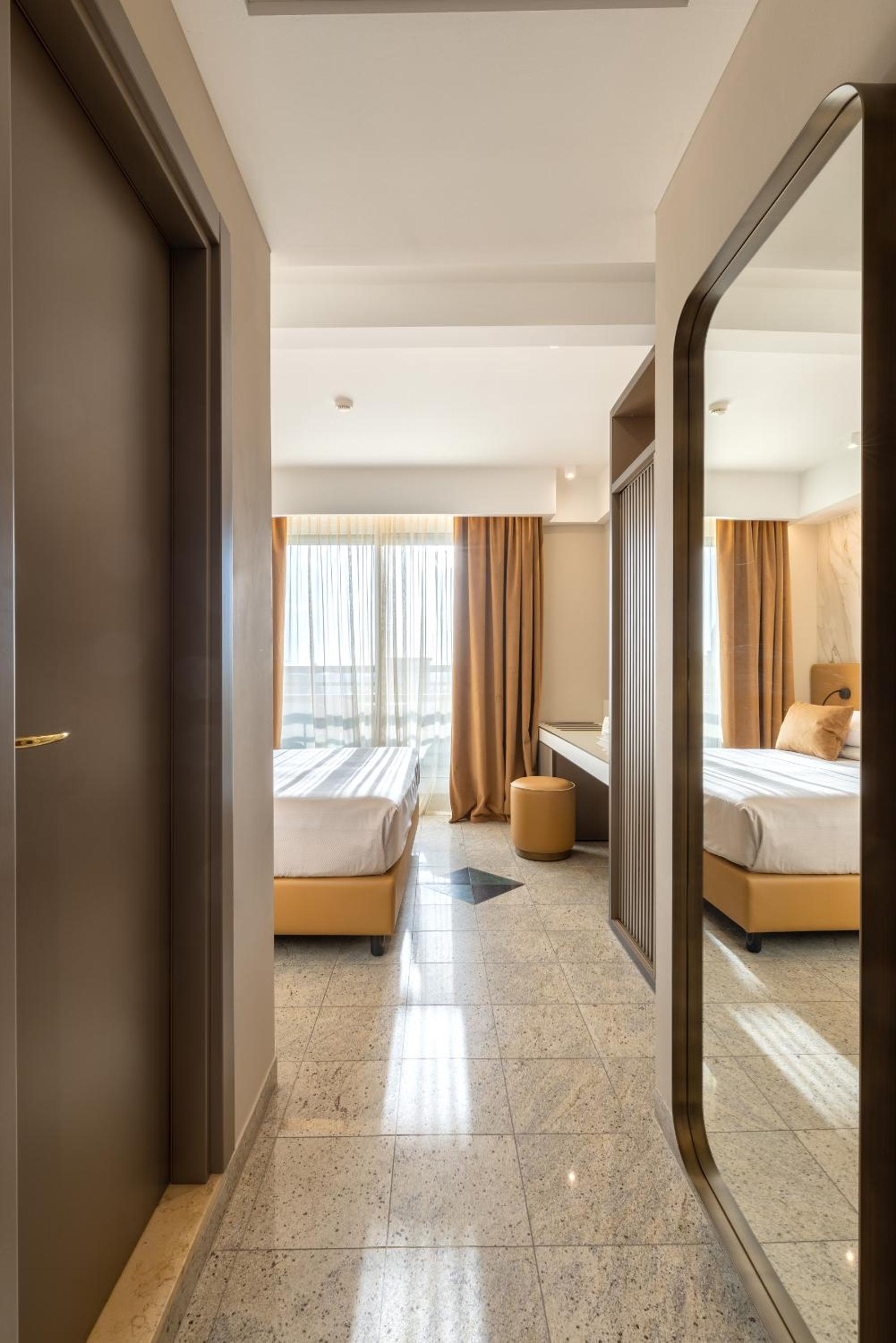 Prestige Triple Room - Photo 15