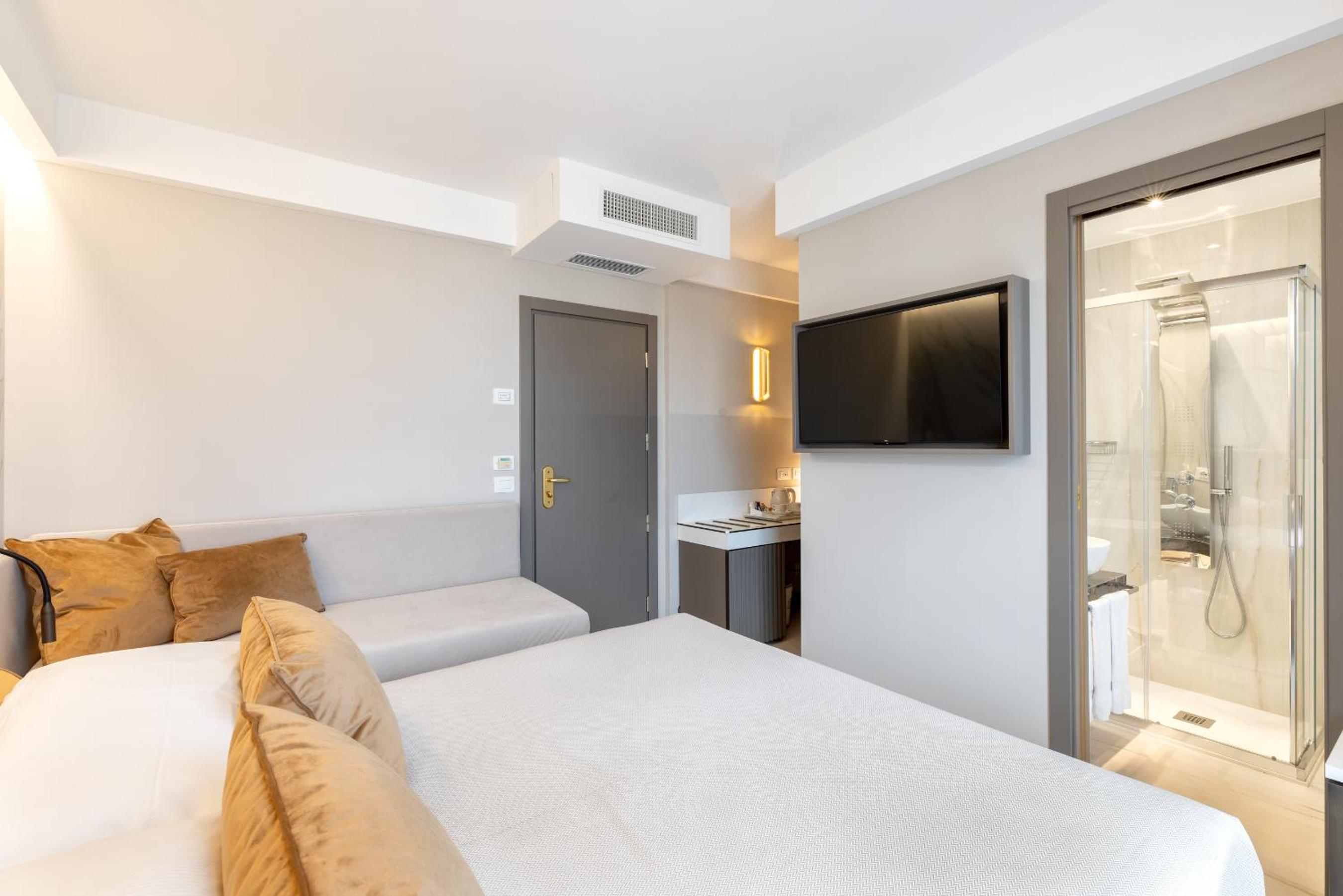 Prestige Triple Room - Photo 4