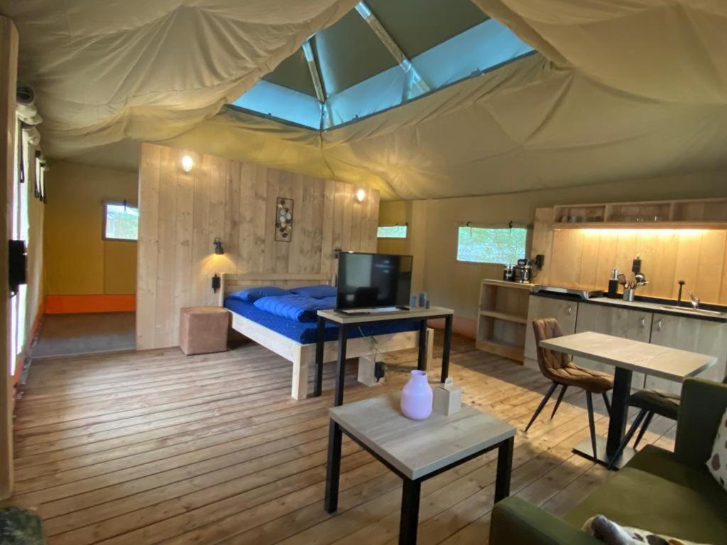 Tent 6 photo 1