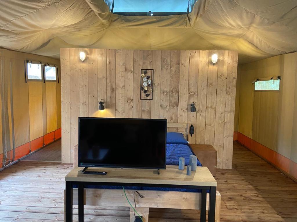 Tent 6 photo 3