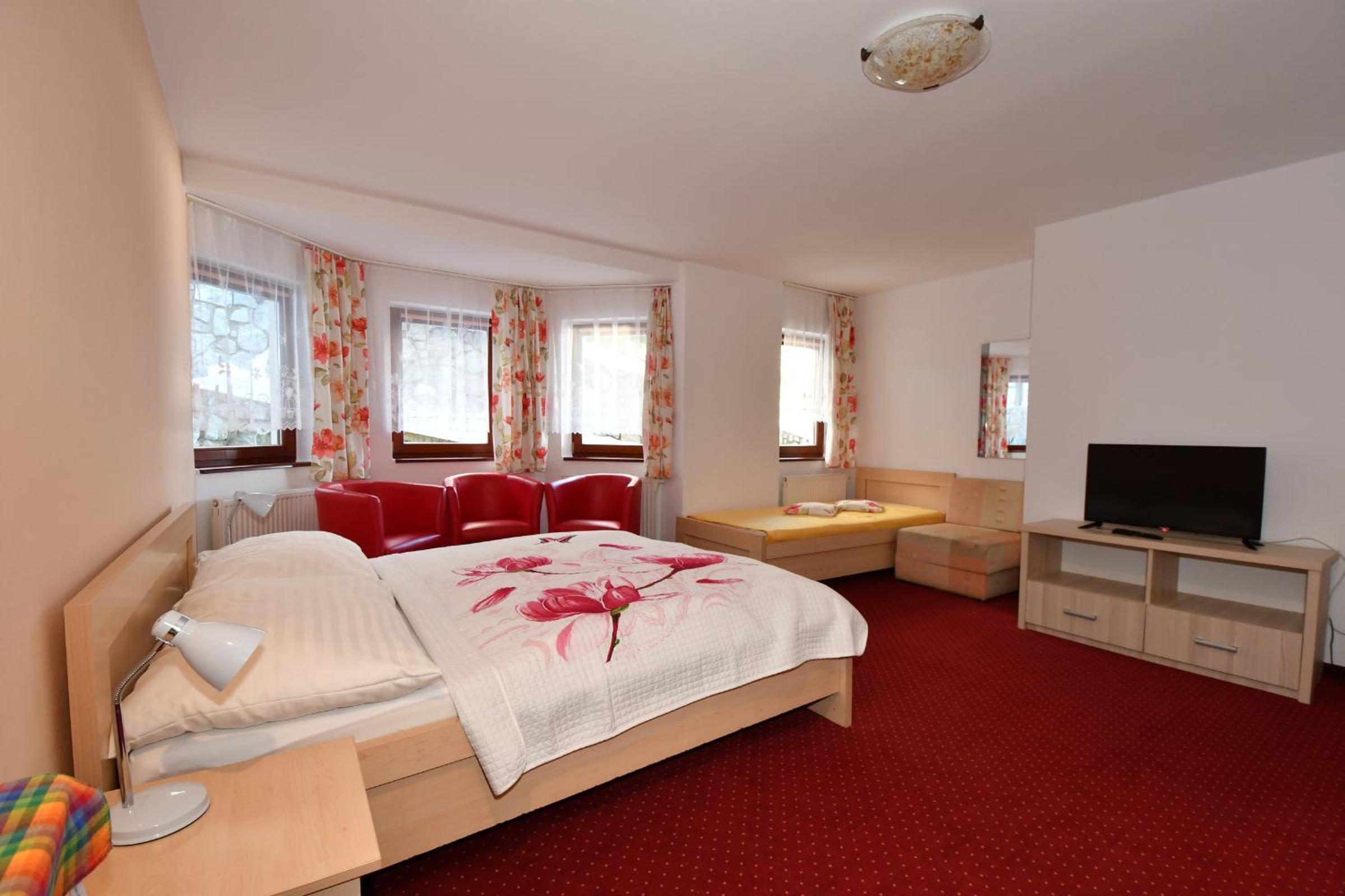 Economy Triple Room - Photo 5