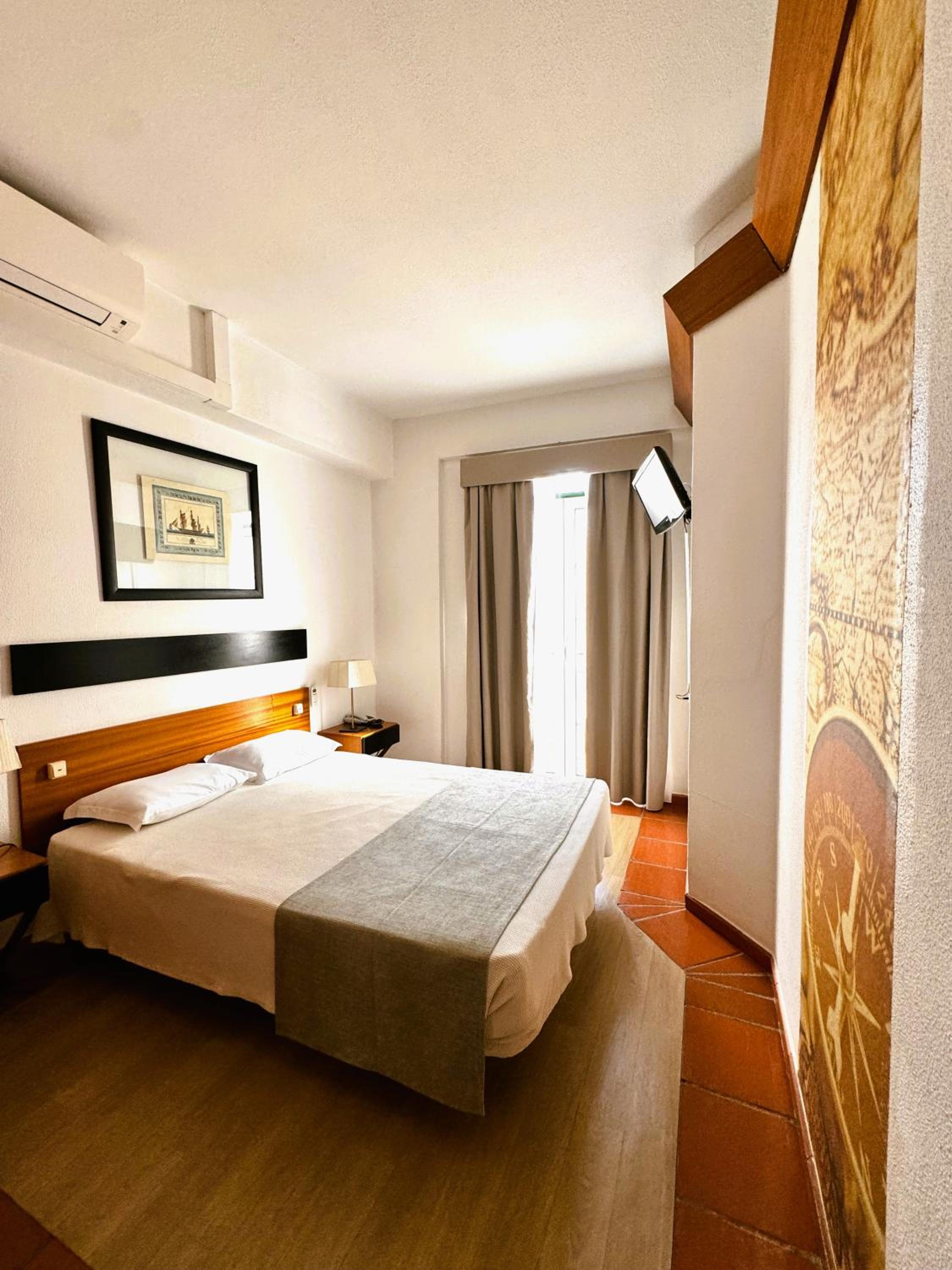 Standard Double Room thumbnail 5