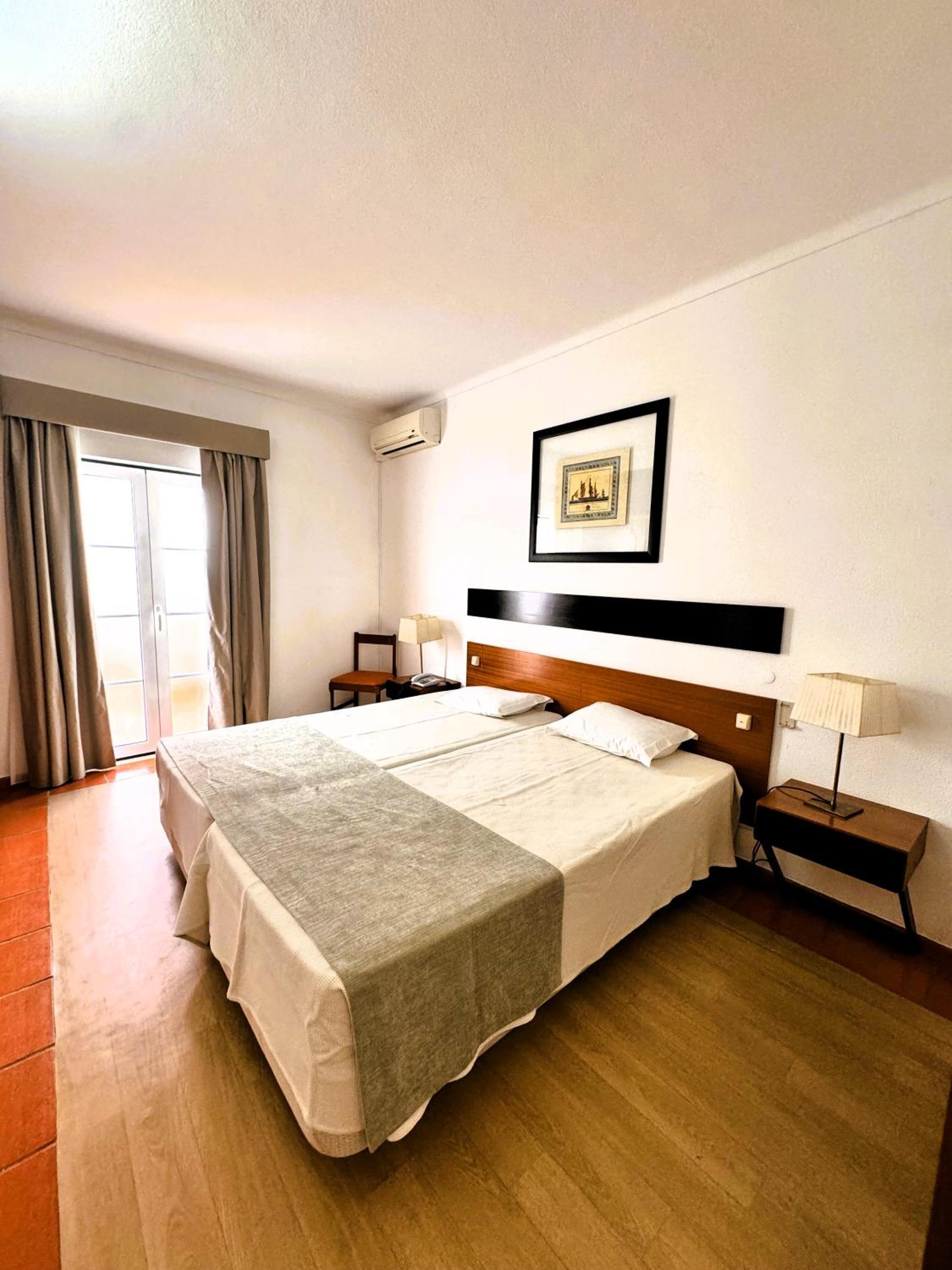 Deluxe Double Room (2 Adults + 1 Child) thumbnail 6