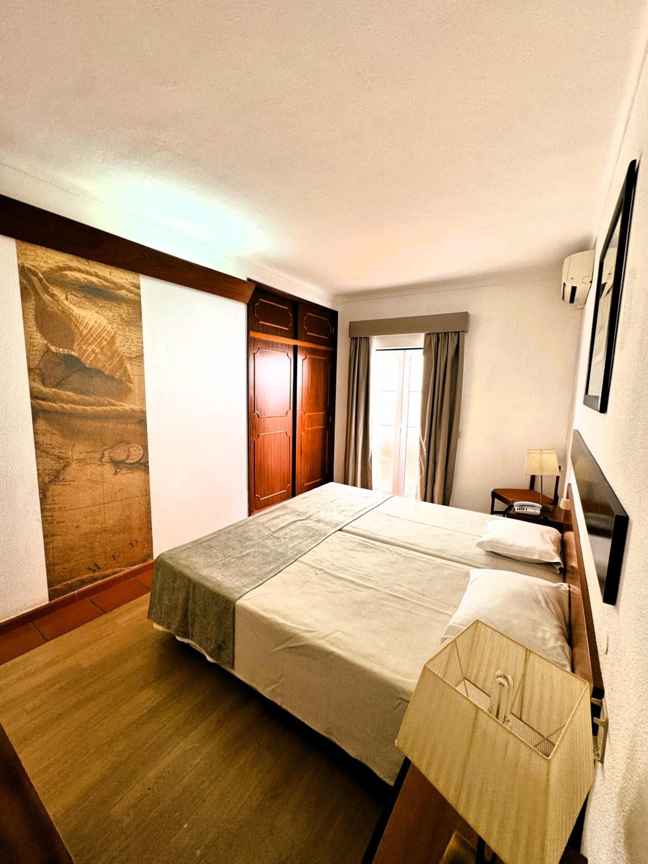 Deluxe Double Room (2 Adults + 1 Child)