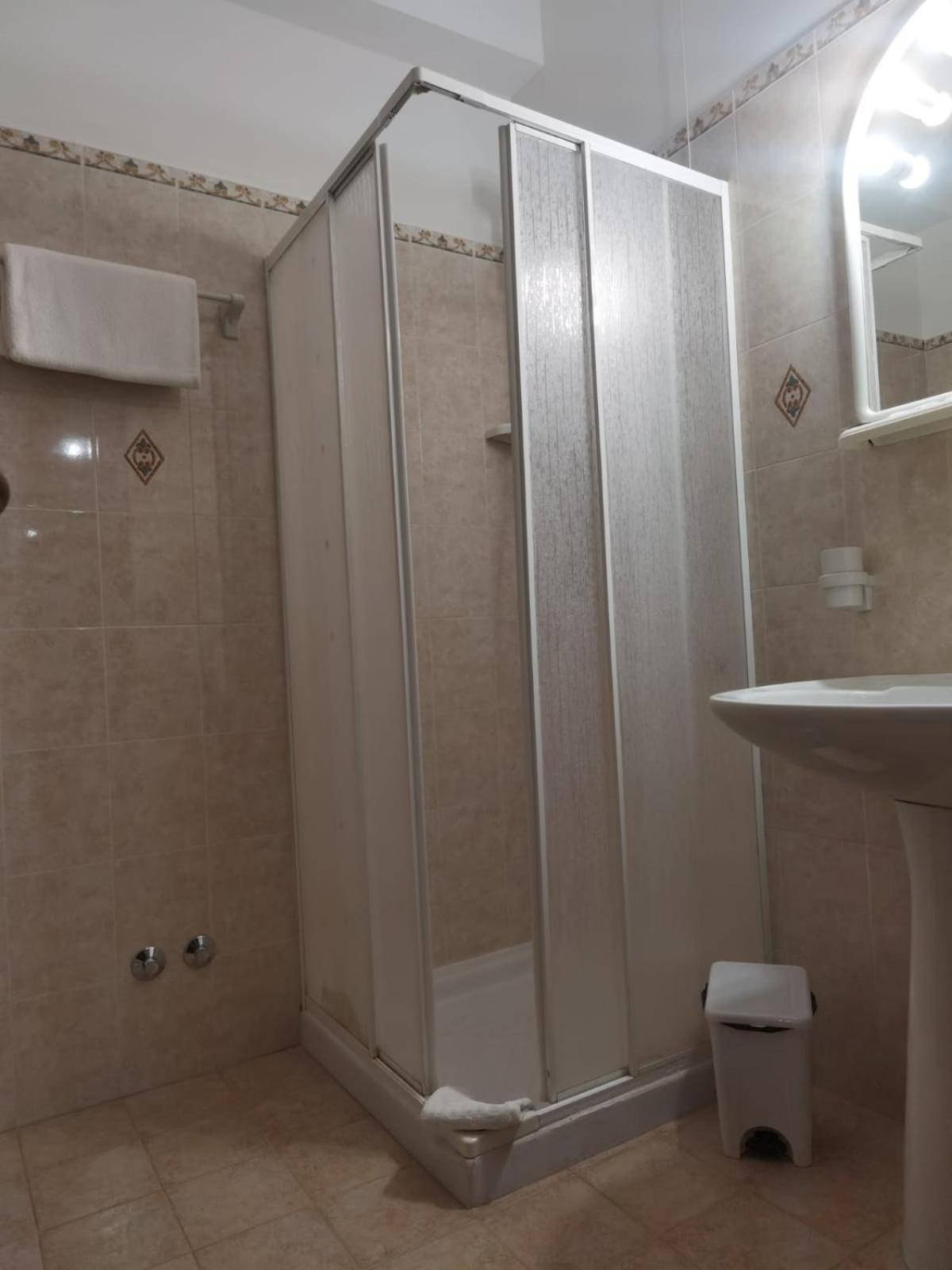 Double or Twin Room with Balcony - Photo 6