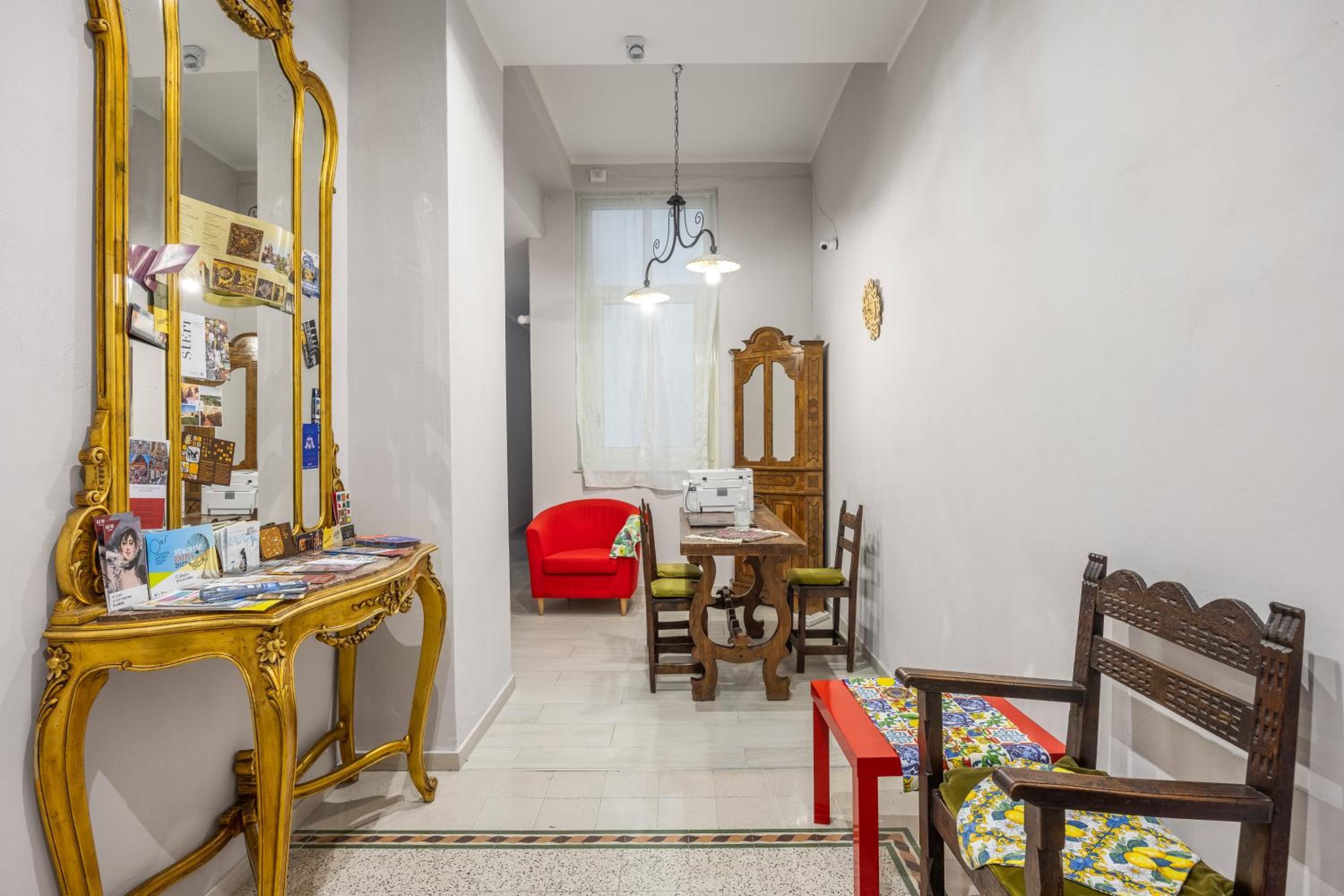 King Room with Balcony - Photo 3