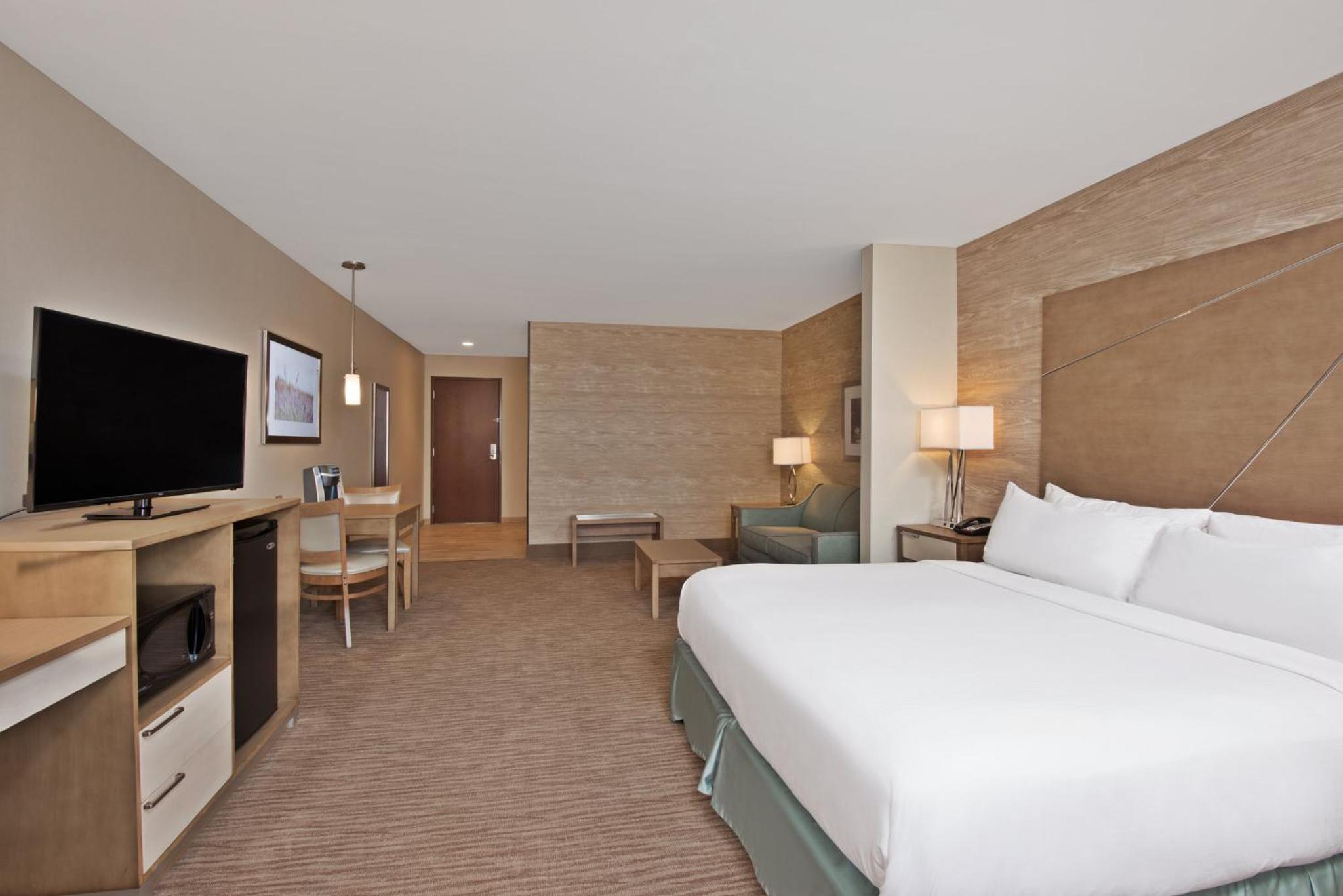 King Suite with Tub - Communications Access photo 2