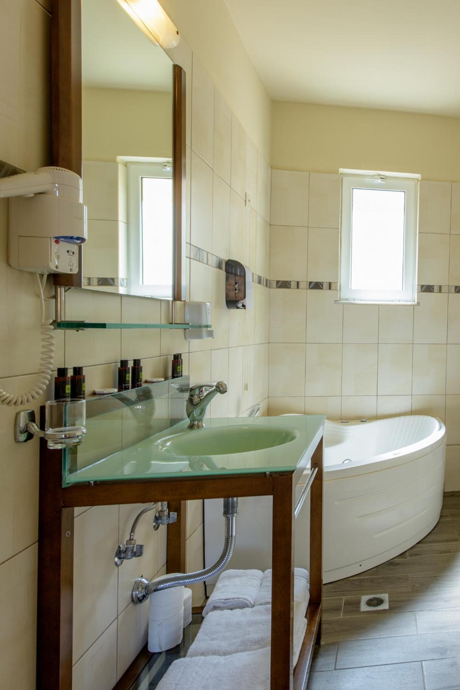 Two Bedroom Suite with Plunge Pool thumbnail 6