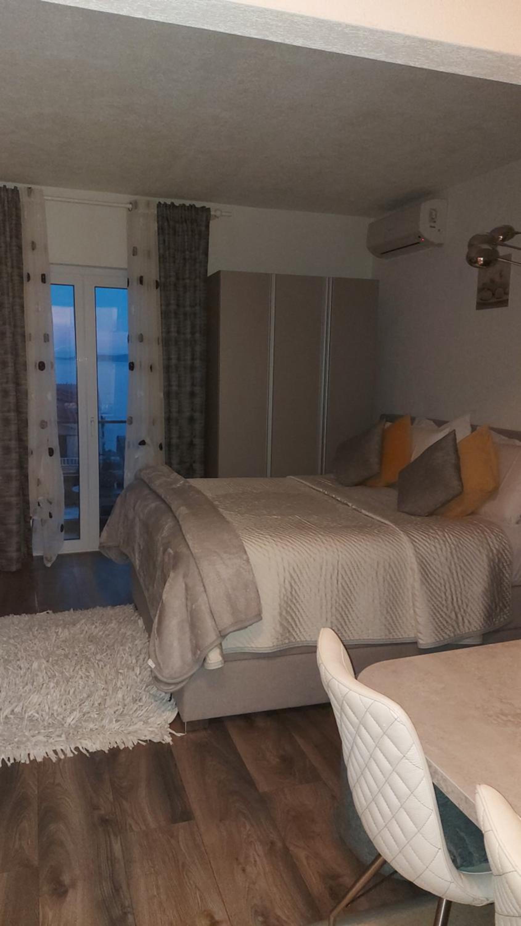 Apartment with Sea View - Photo 12
