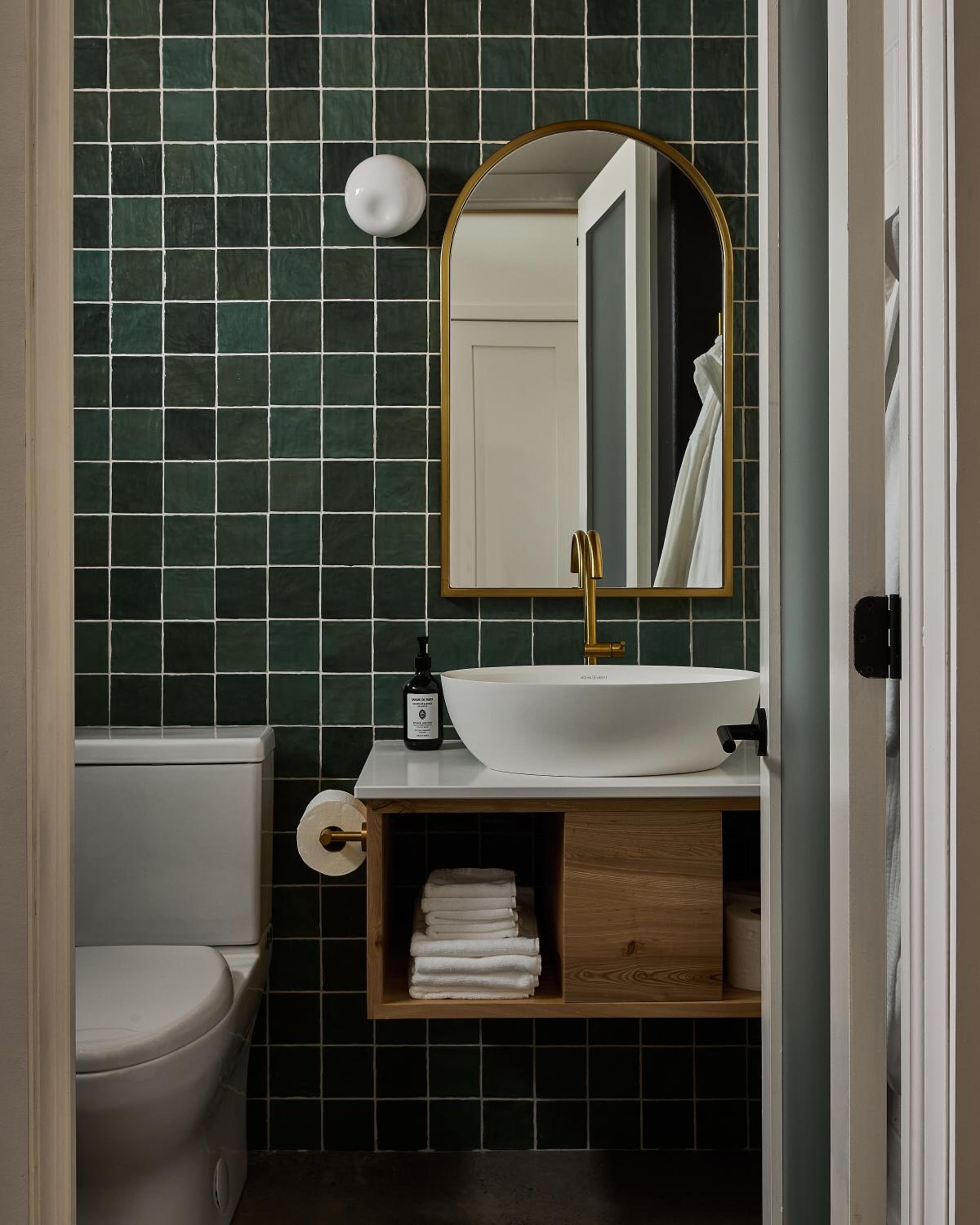Deluxe King Suite - Photo 12