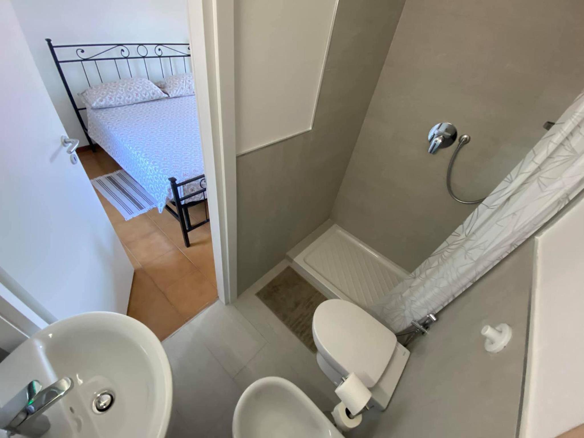 Double Room with Private Bathroom - Photo 7