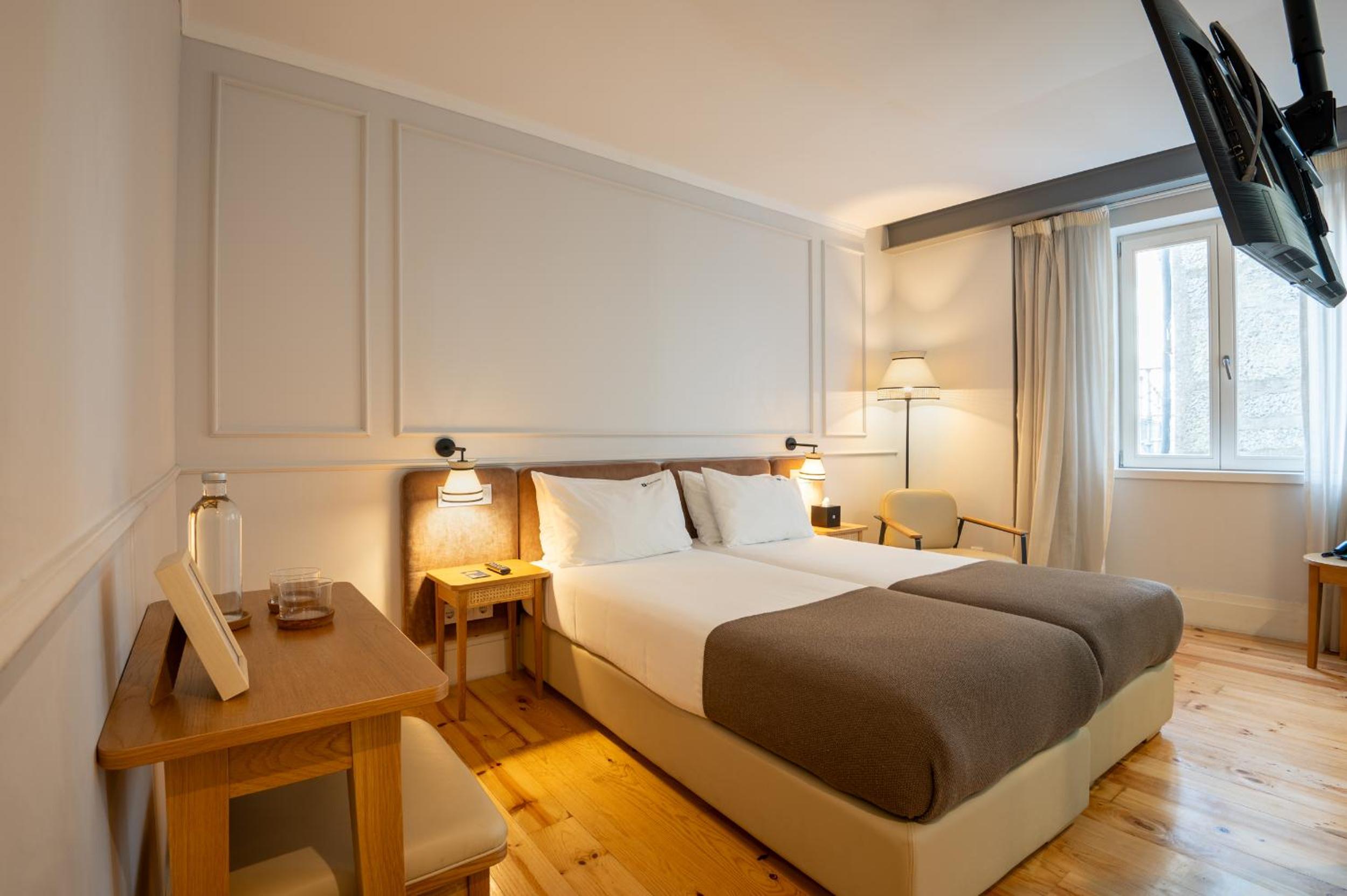 Twin Room with Interior View - Photo 4