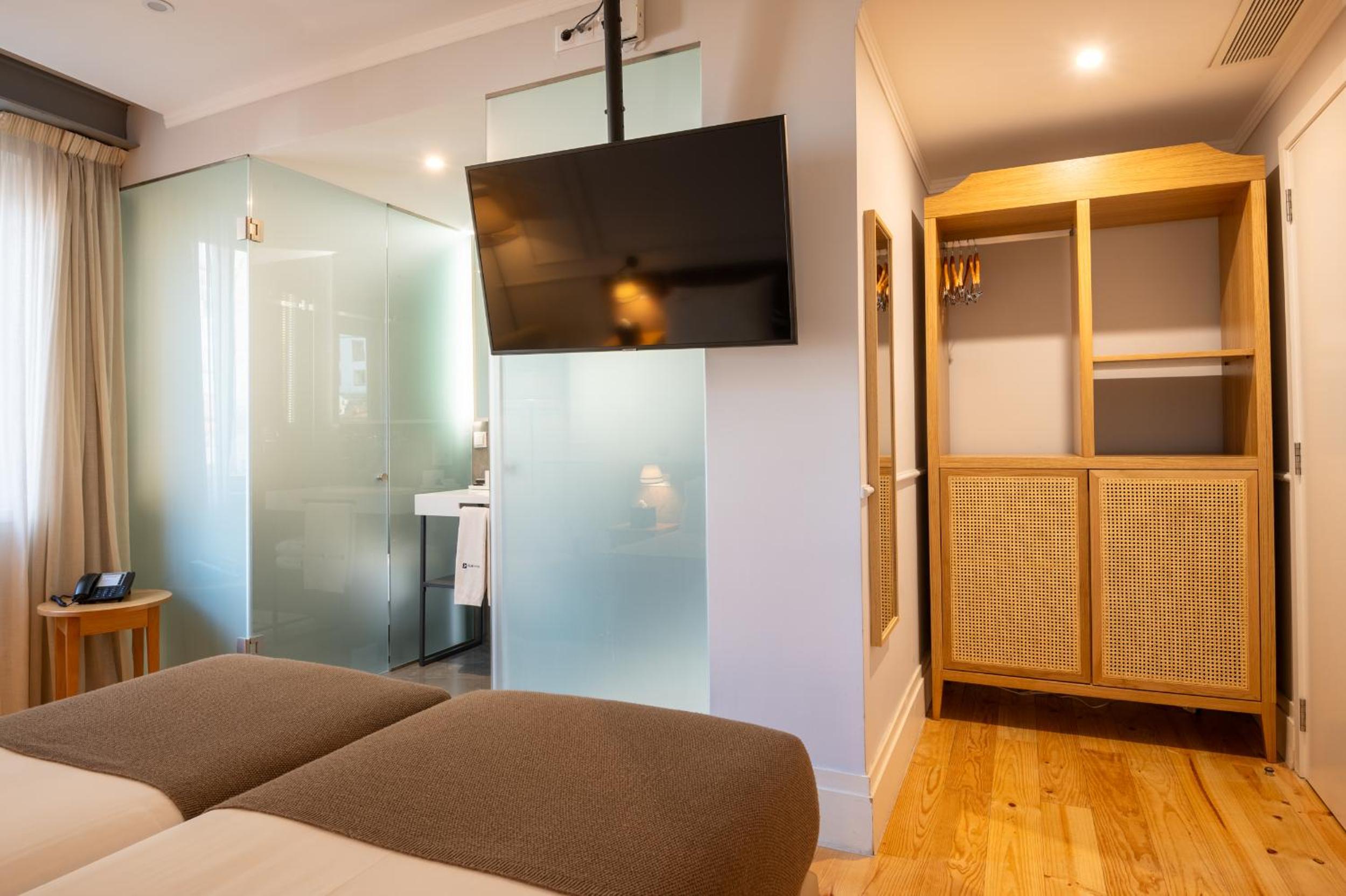 Twin Room with Interior View - Photo 6