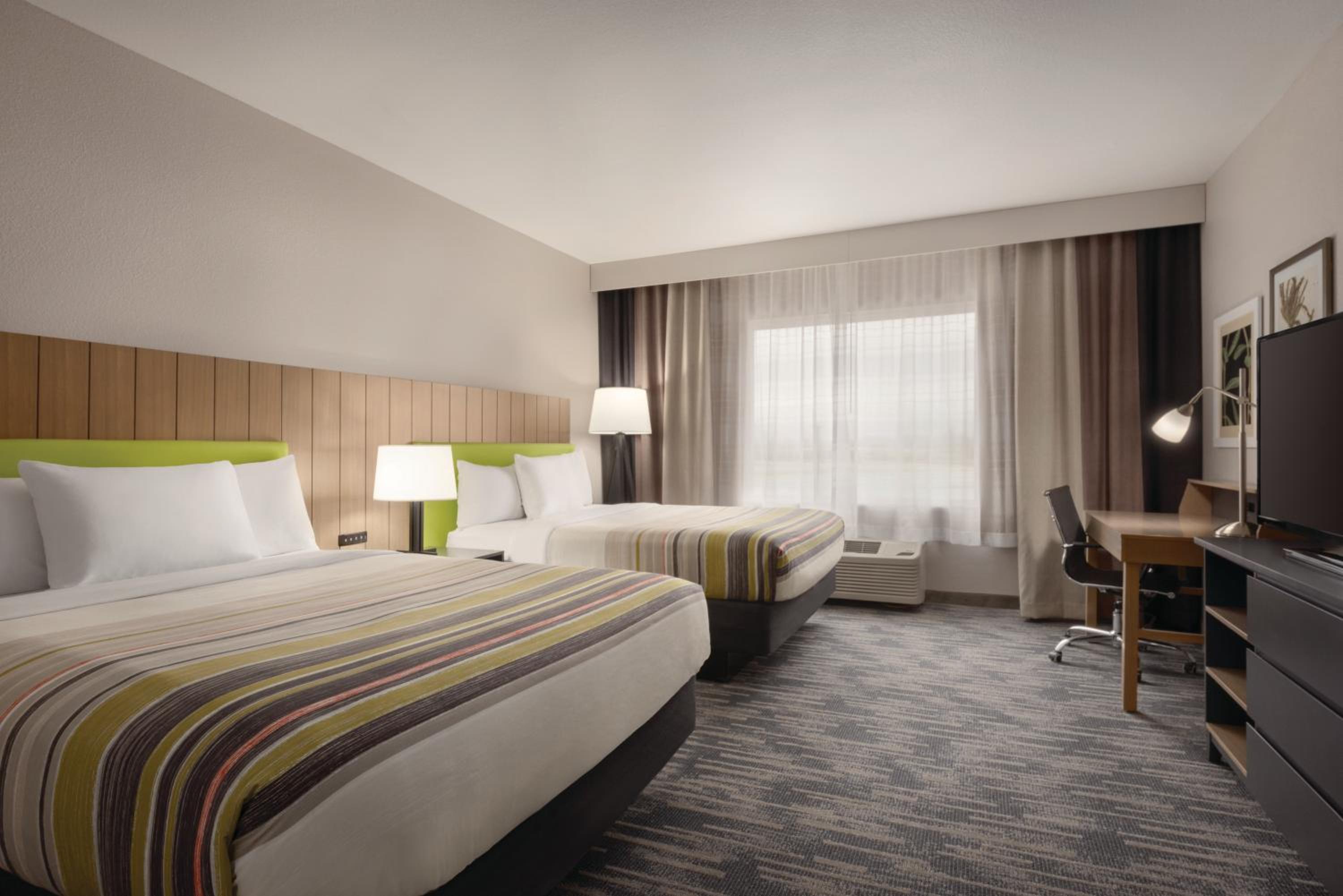 Queen Room with Two Queen Beds - Non-Smoking photo 2