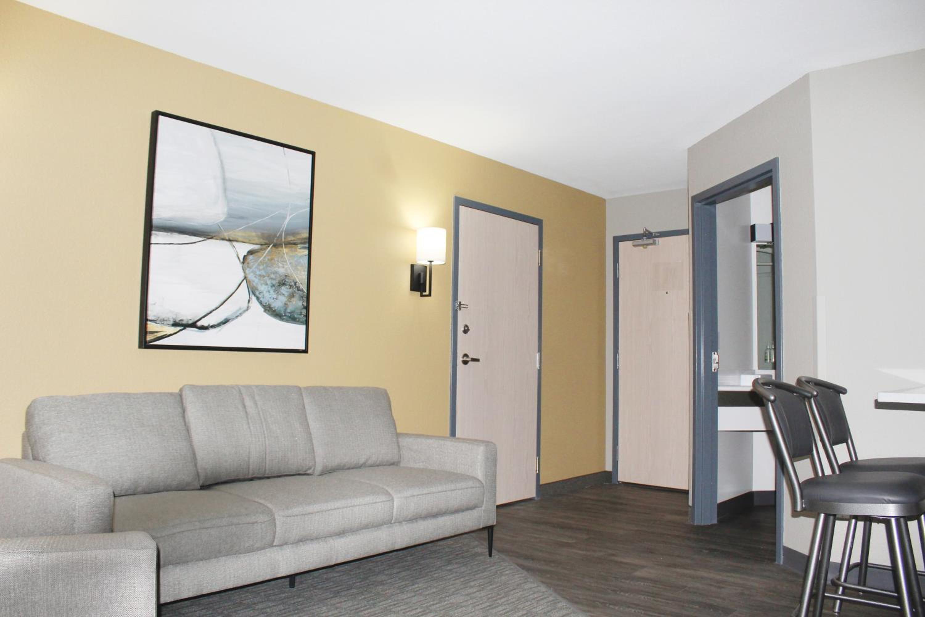 One-Bedroom Queen Suite - Non-Smoking photo 2