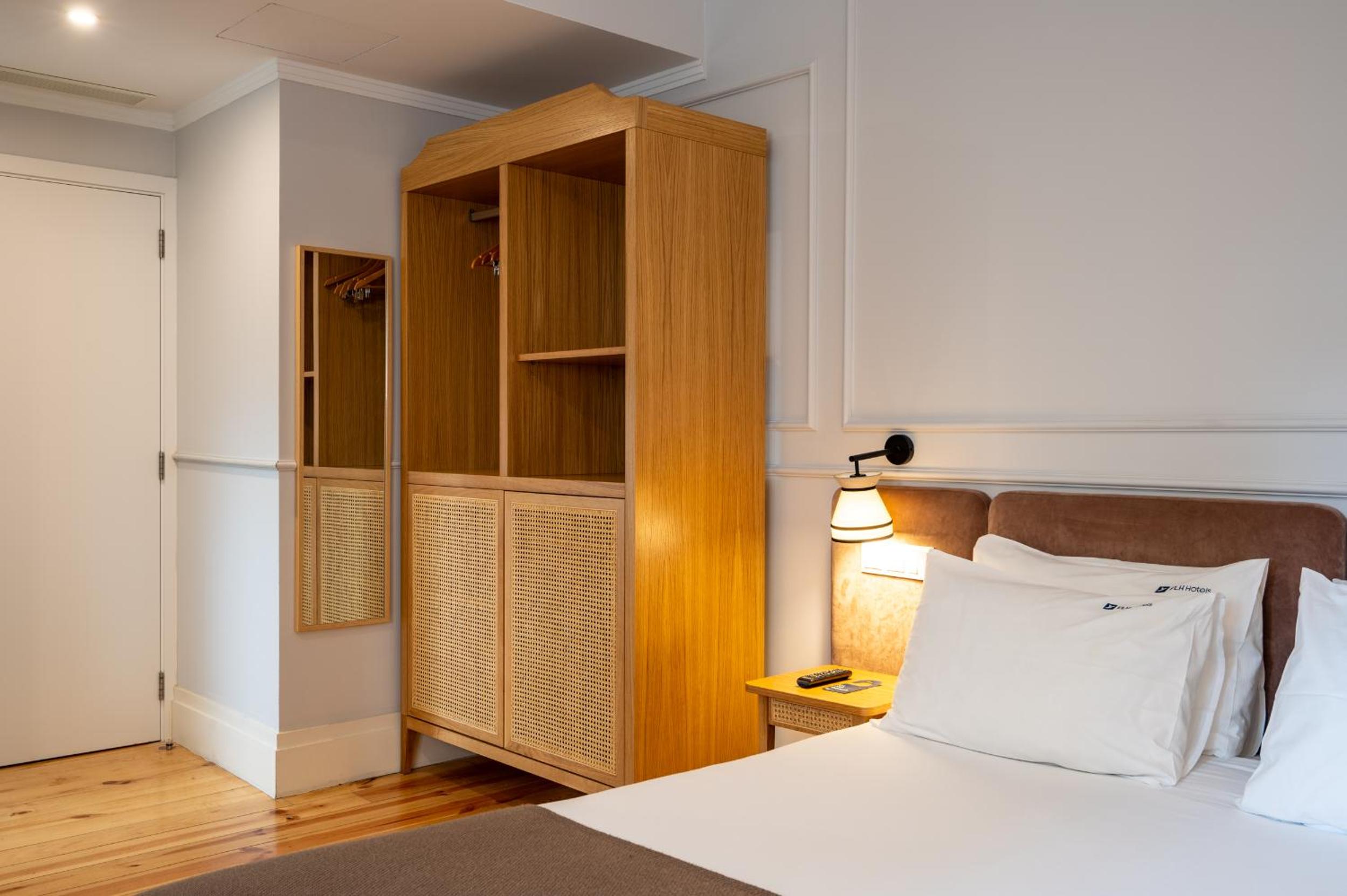 Superior Double or Twin Room with Landmark View photo 2