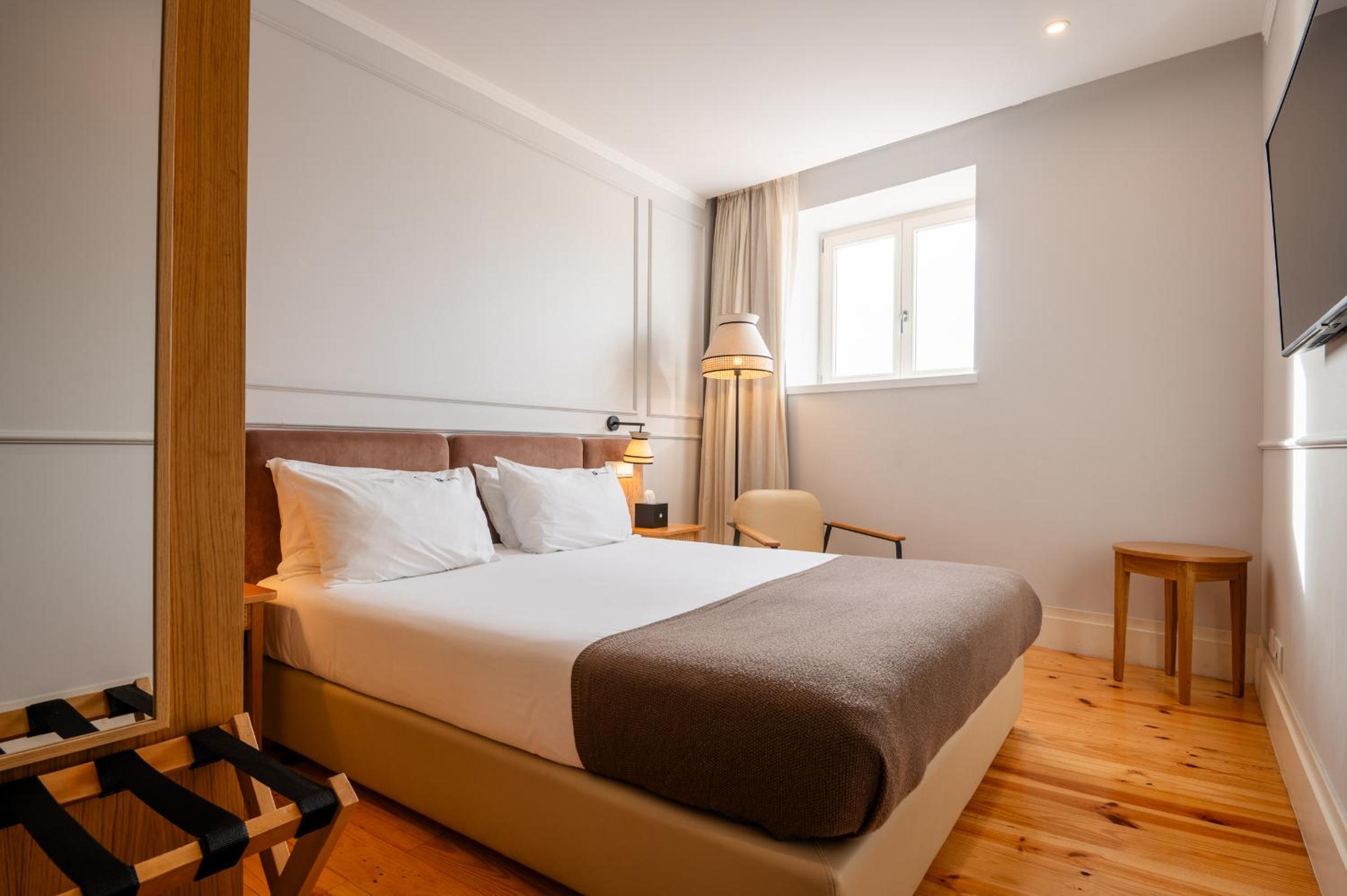 Superior Double Room with River View - Photo 3