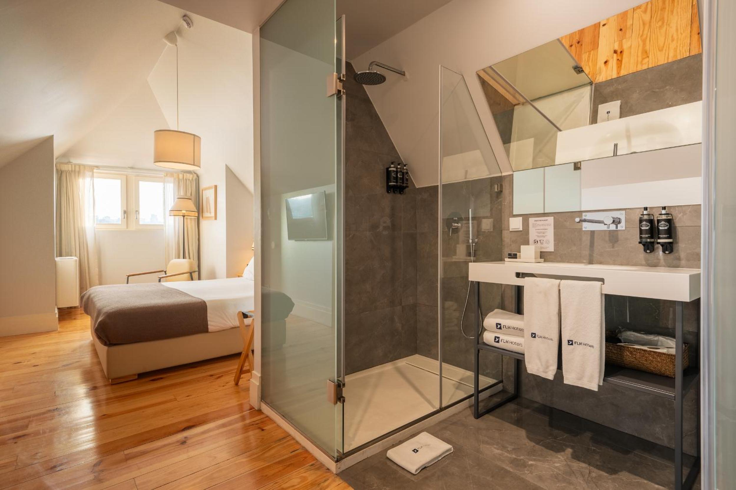Deluxe Double Room with River View - Photo 4
