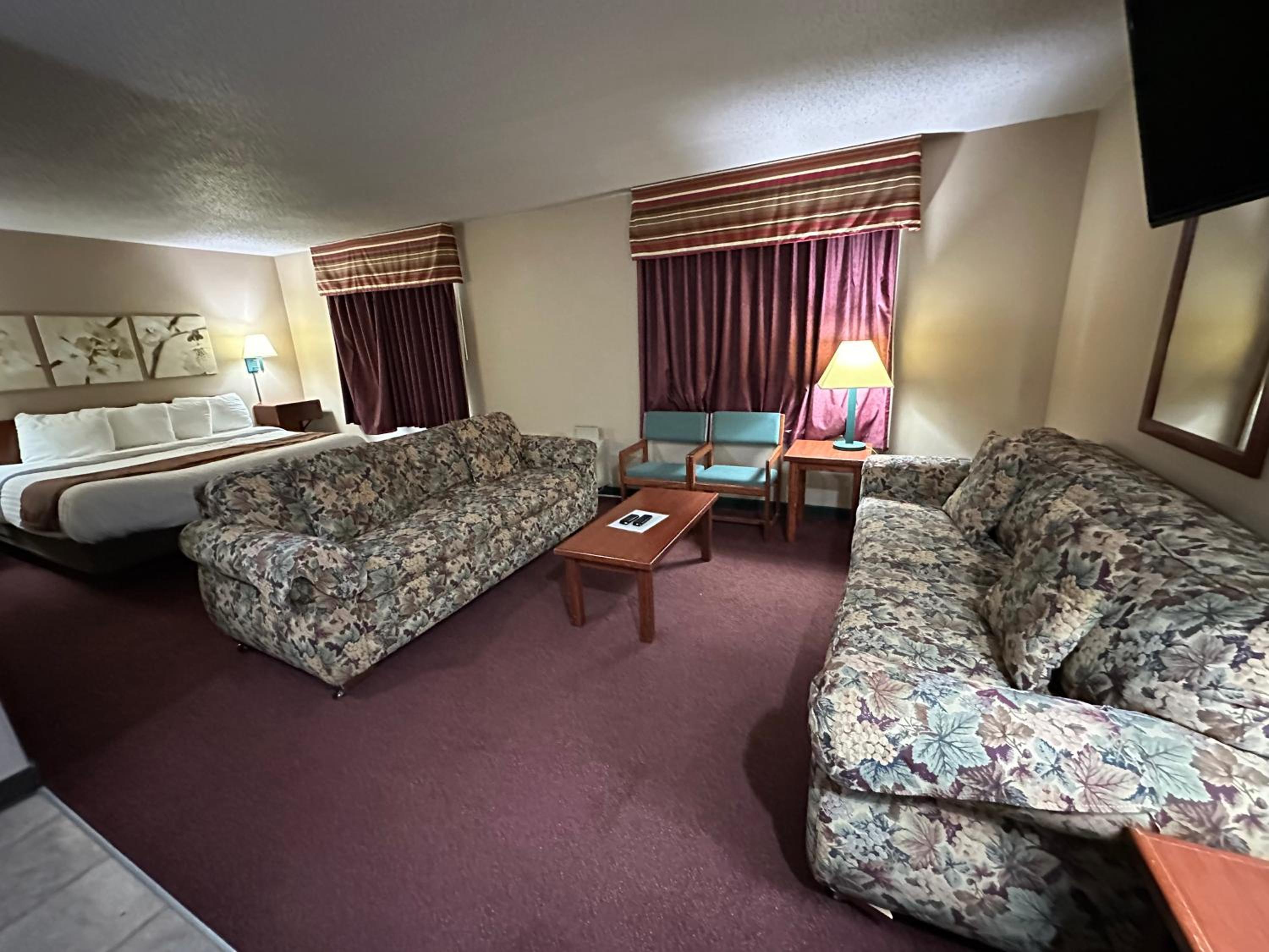 Suite with Hot Tub photo 2