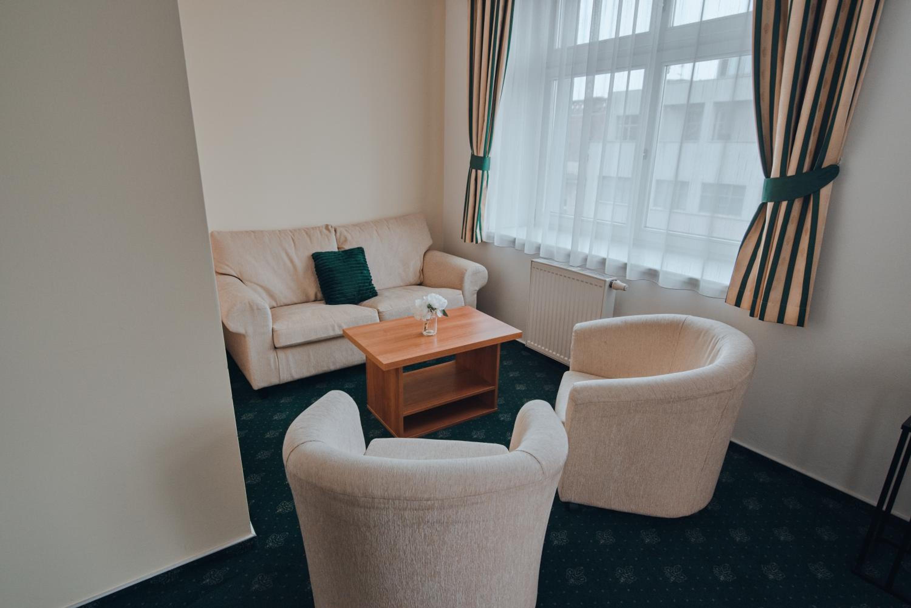 Deluxe Double Room - Photo 13