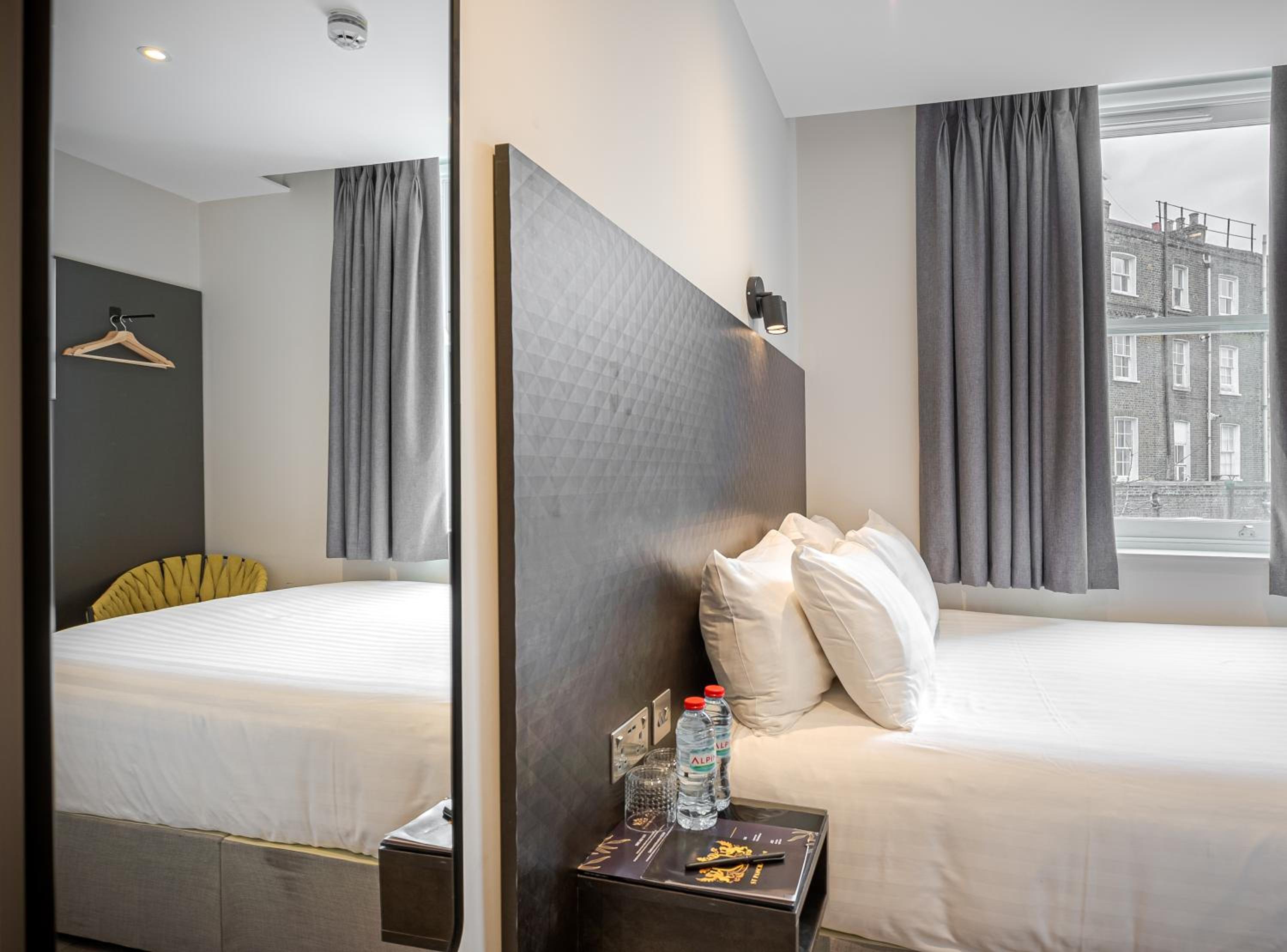 Compact Double Room photo 2
