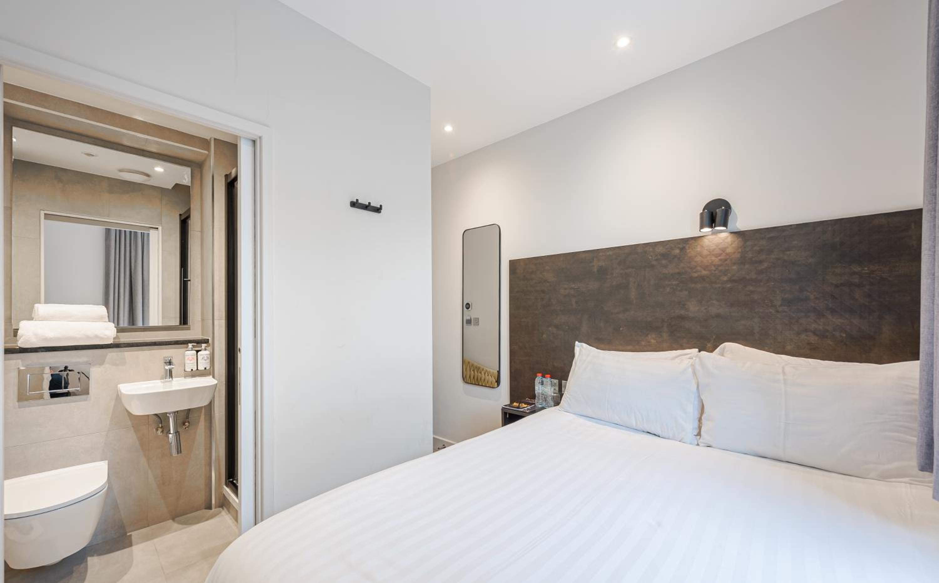 Compact Double Room photo 3