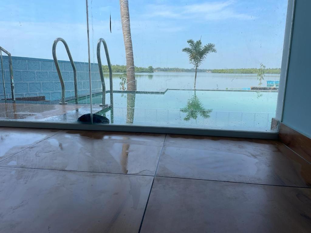 Twin Room with Lake View photo 3