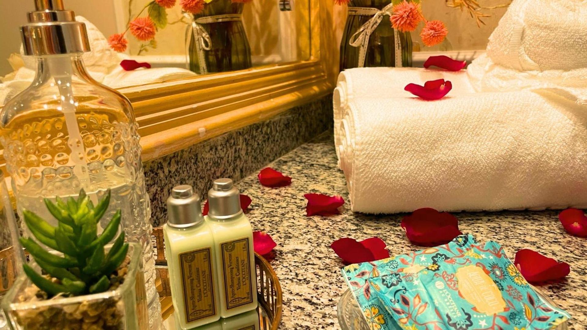 Queen Suite with Spa Bath photo 3