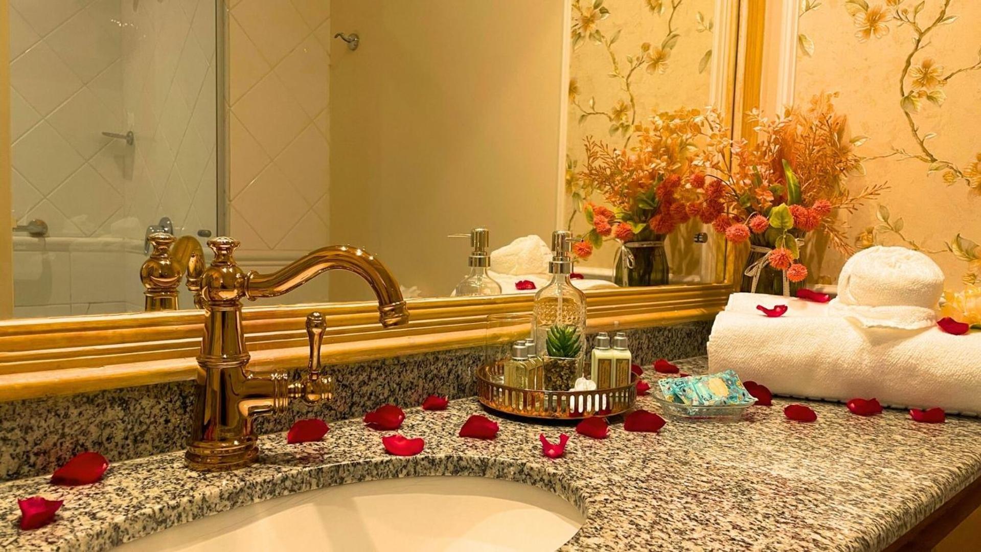 Queen Suite with Spa Bath photo 2