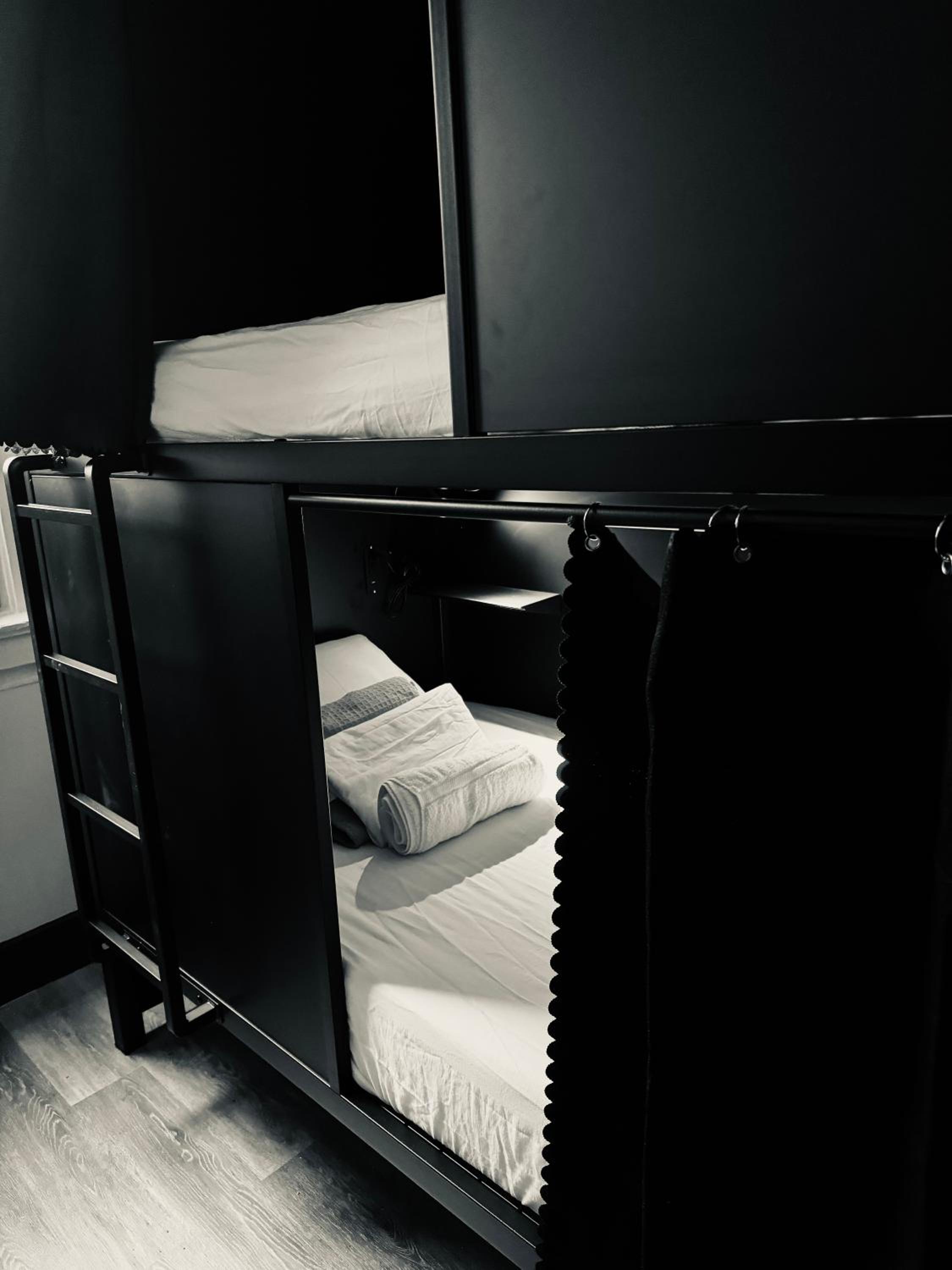 1 BED IN A 2 BED MIX STANDARD POD photo 2