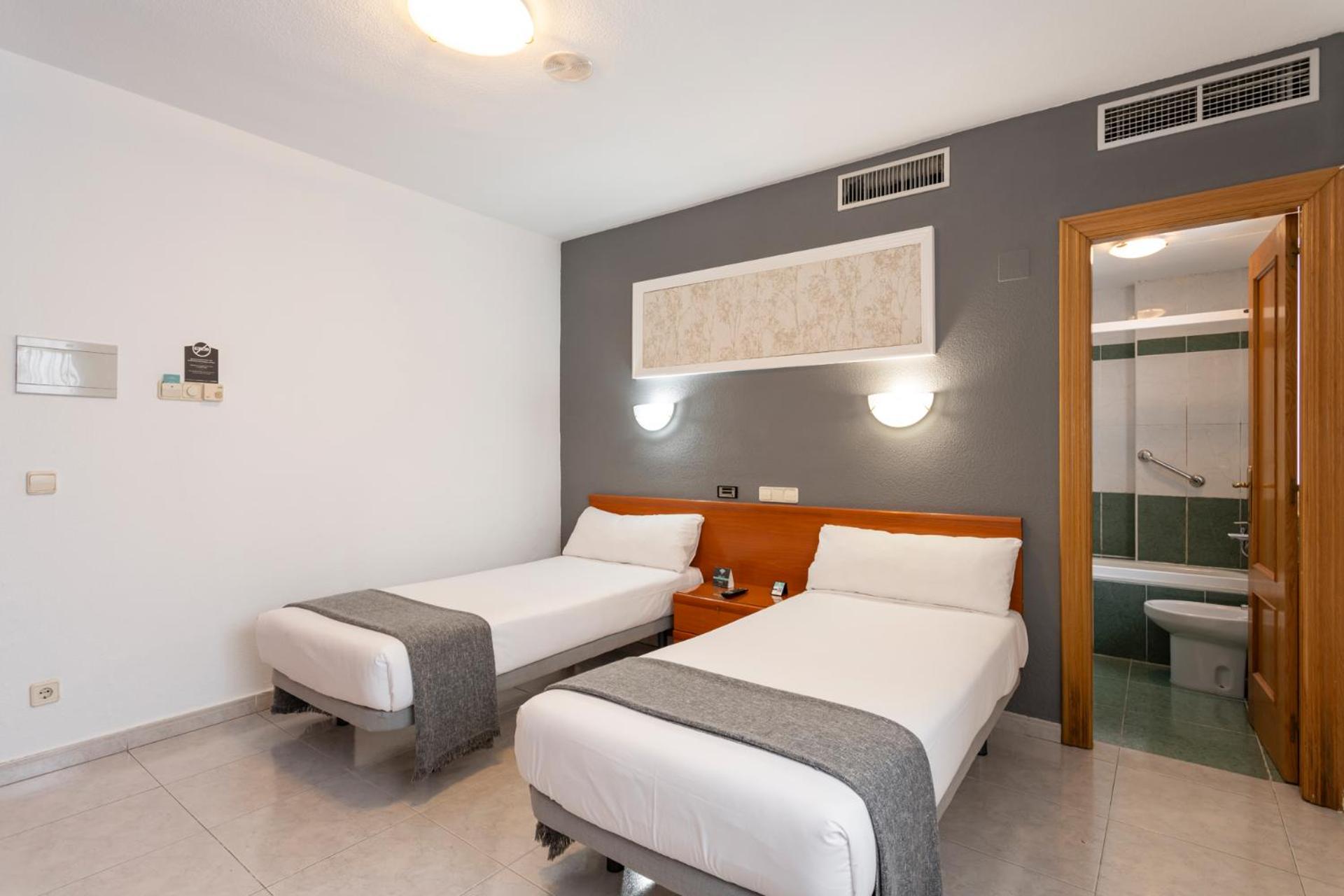 Standard Double or Twin Room photo 2