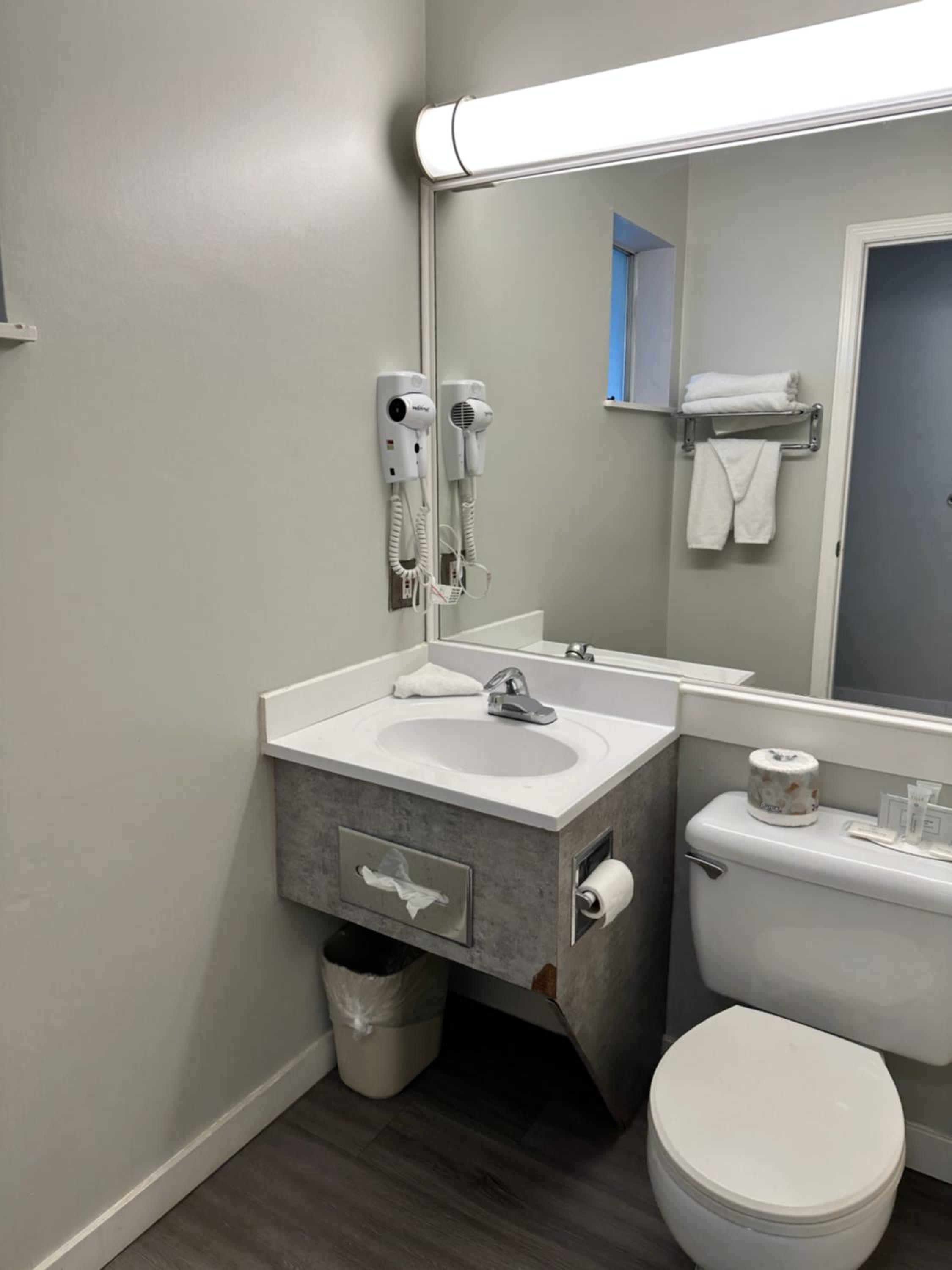 Queen Room - Non-Smoking - Photo 4