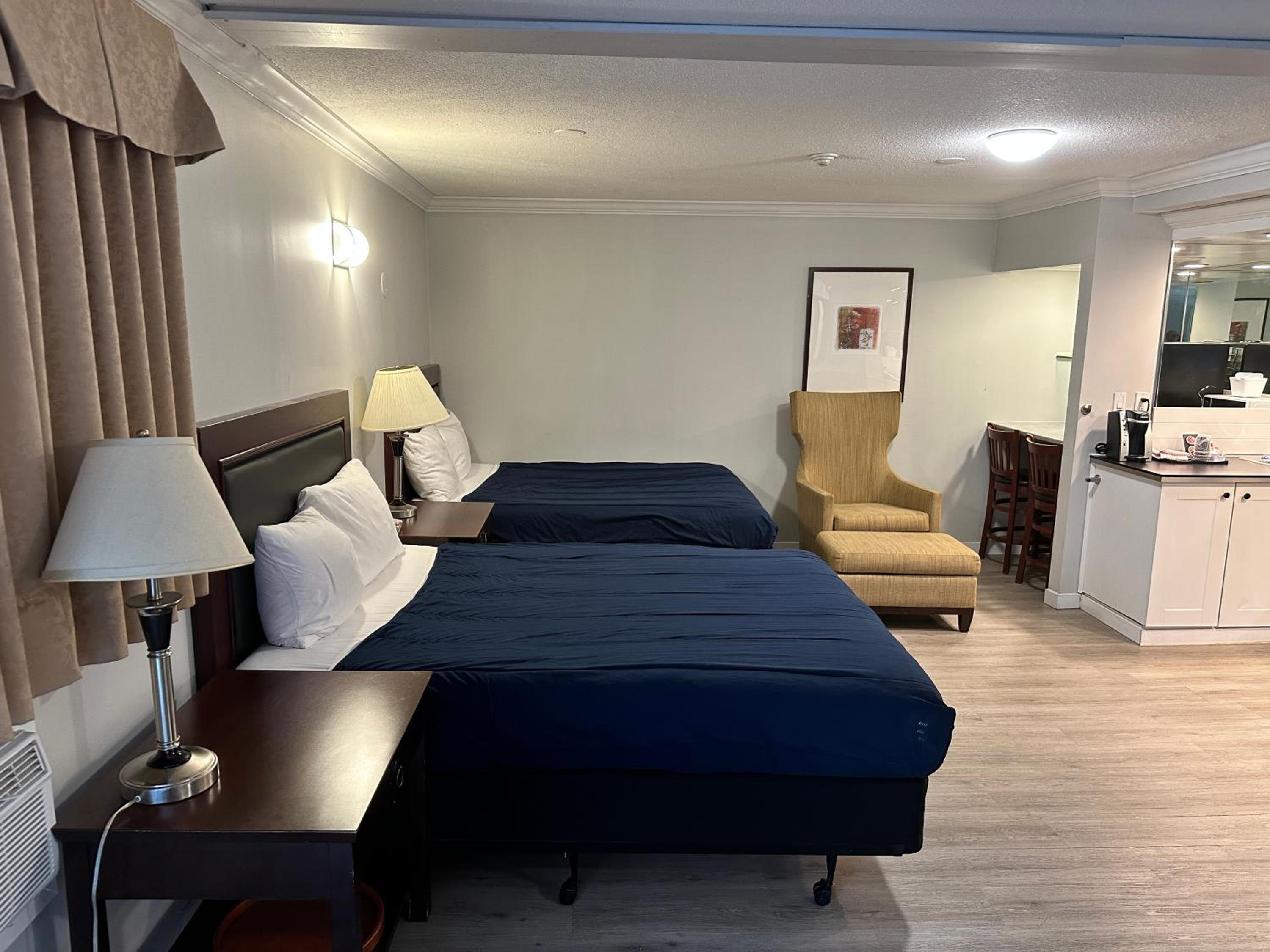 Business Suite with Two Queen Beds - Non-Smoking - Photo 3