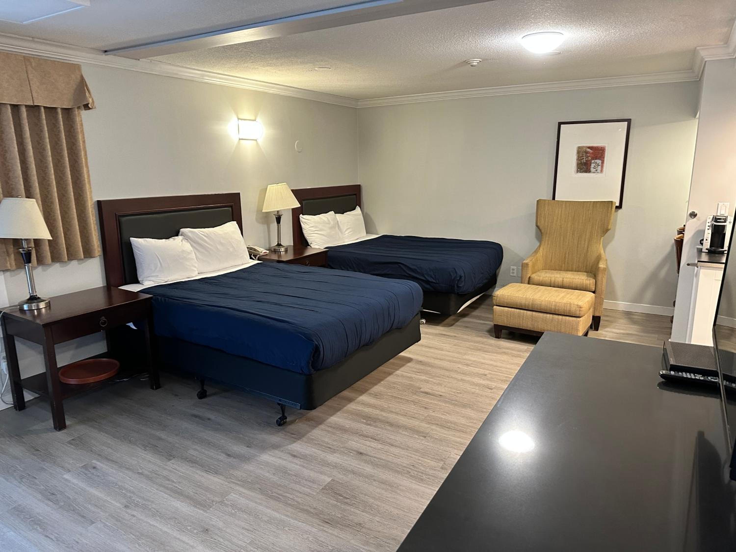 Business Suite with Two Queen Beds - Non-Smoking - Photo 1