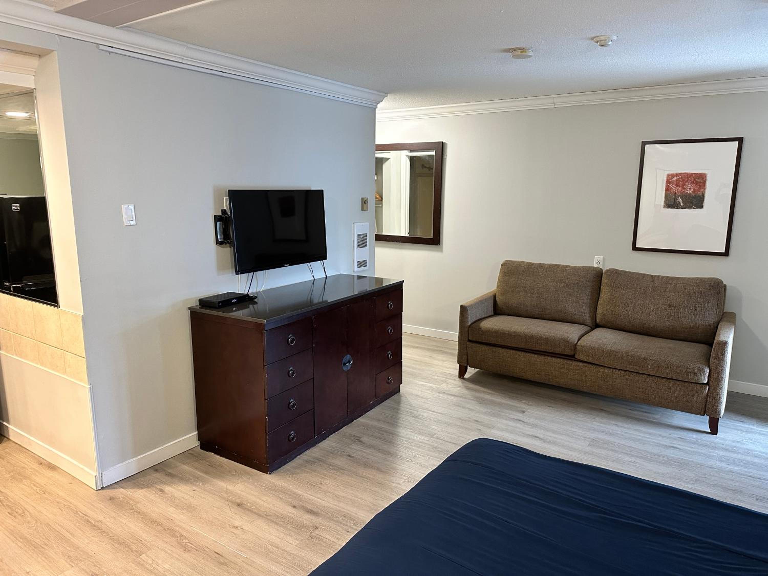 Business Suite with Two Queen Beds - Non-Smoking - Photo 5
