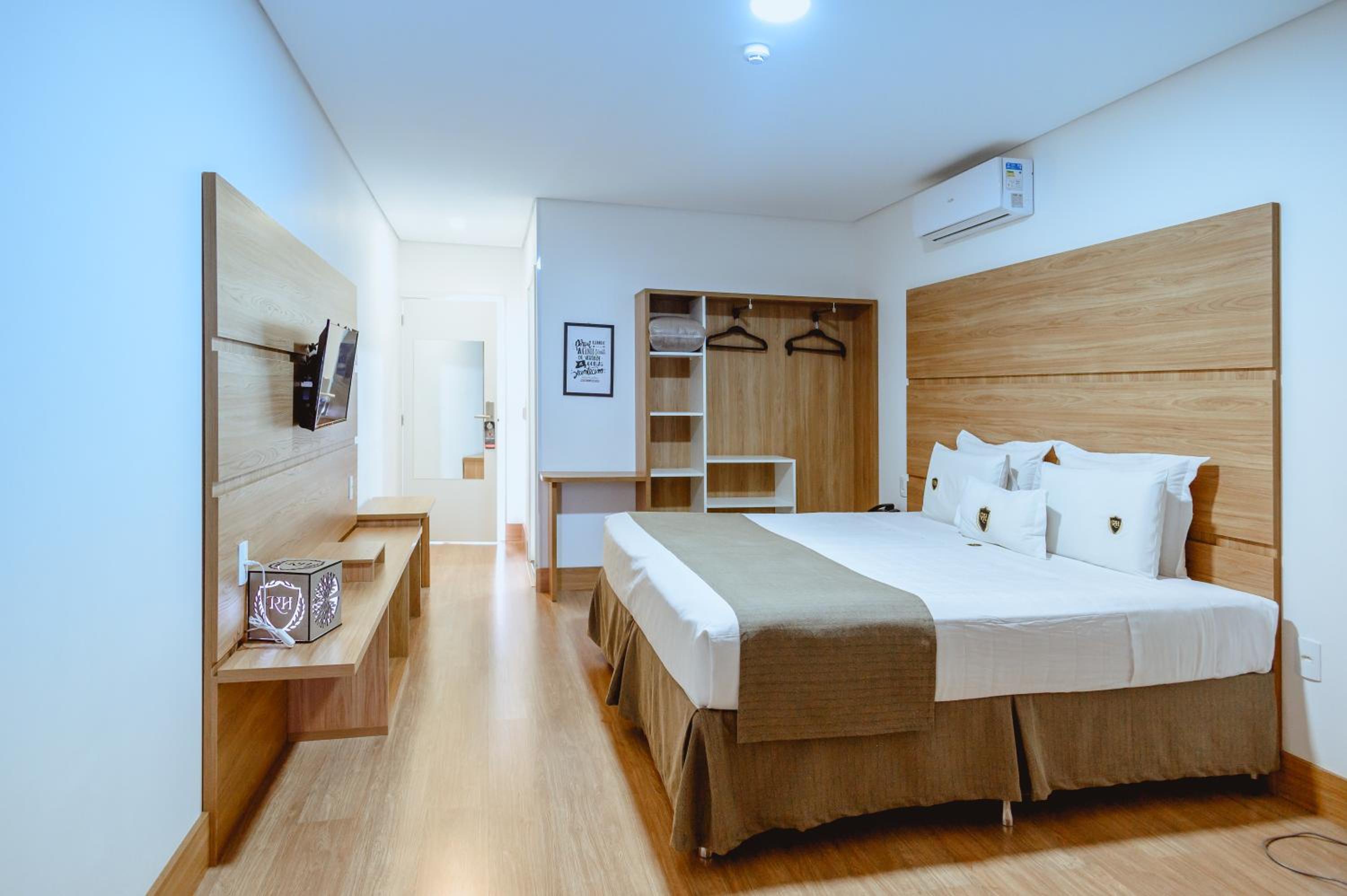 Superior King Suite photo 2