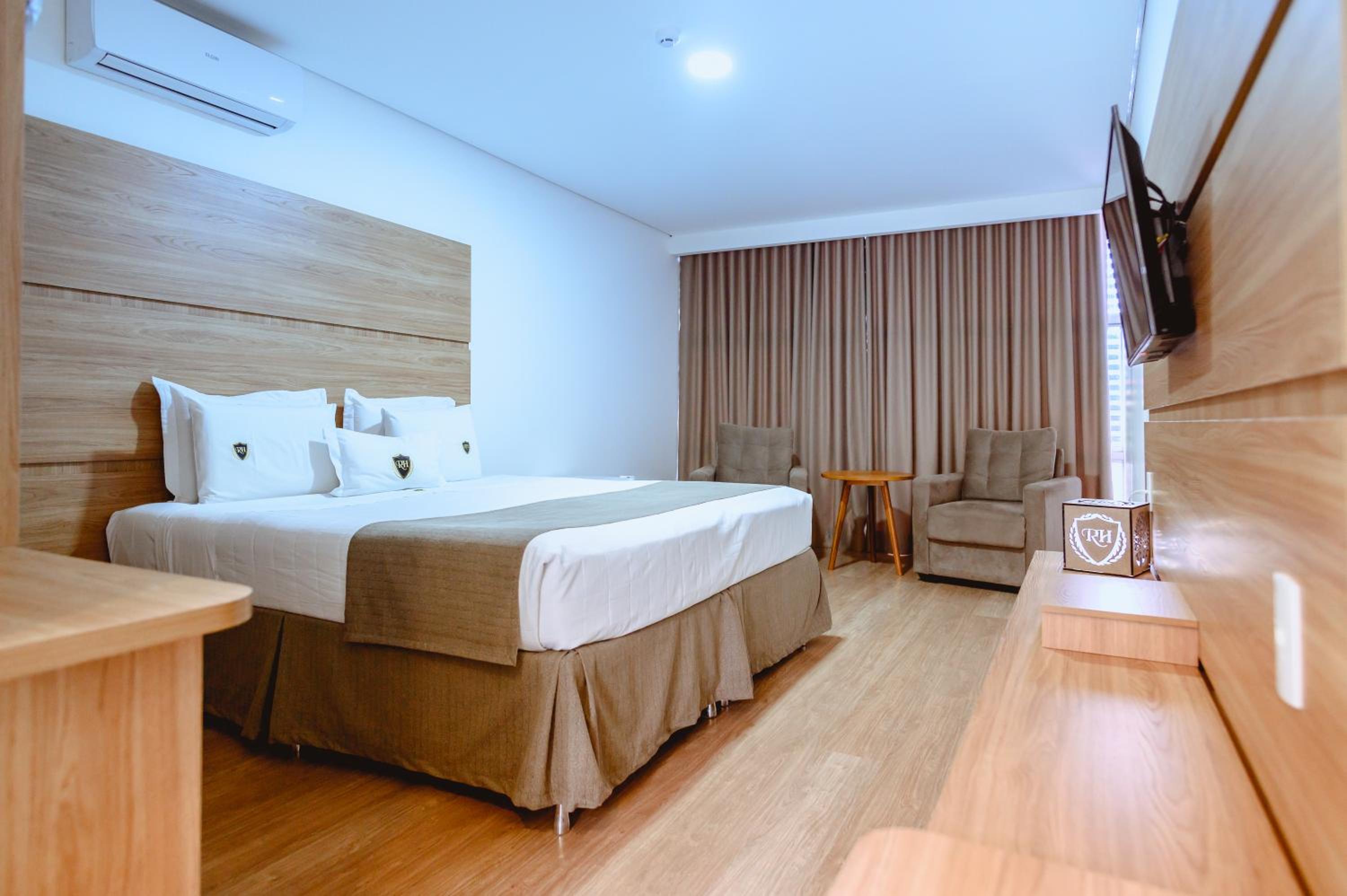 Superior King Suite photo 1