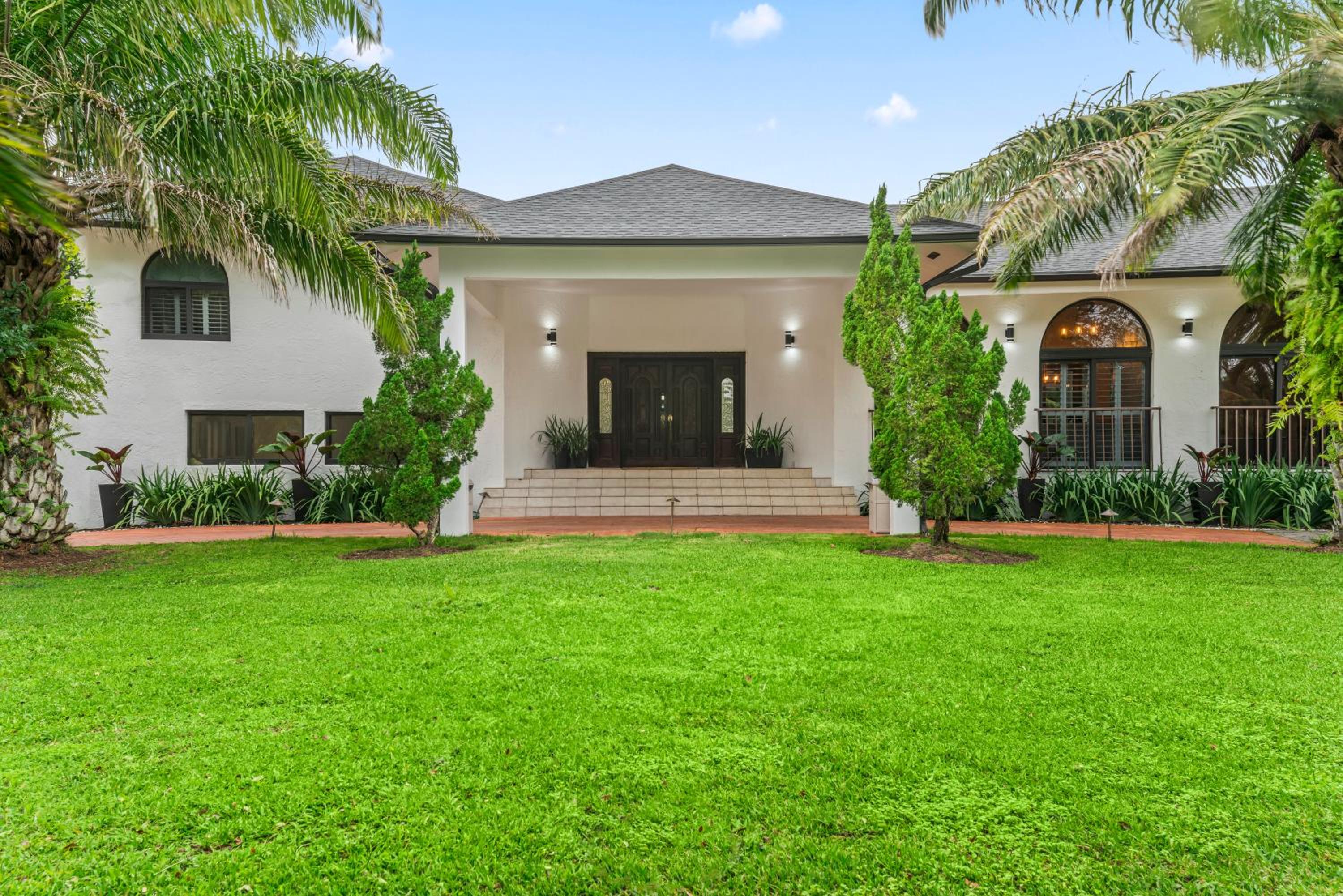 Five-Bedroom House photo 3