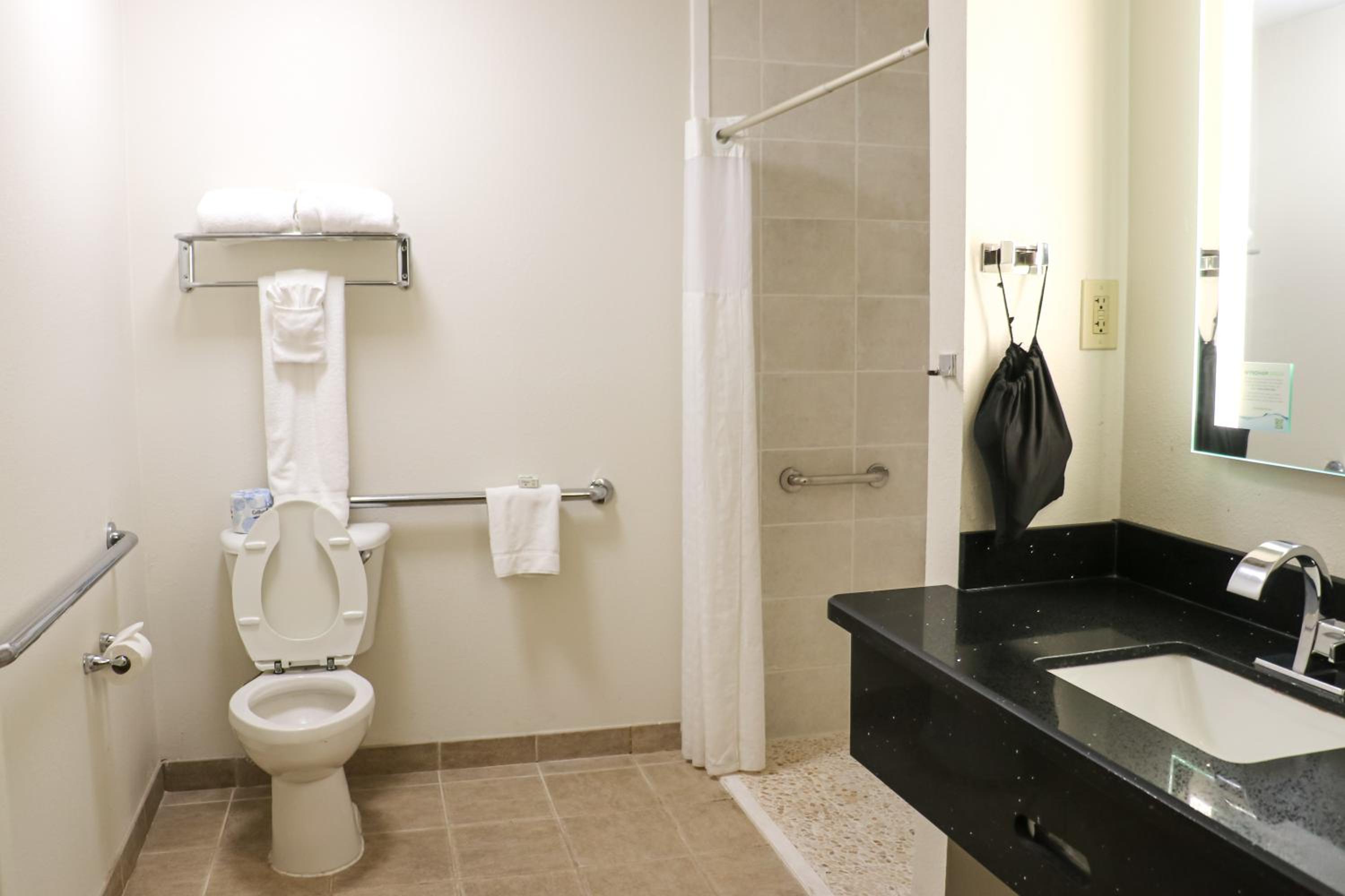 Queen Room with Two Queen Beds and Roll-In Shower - Mobility/Hearing Accessible - Non-Smoking - Photo 3