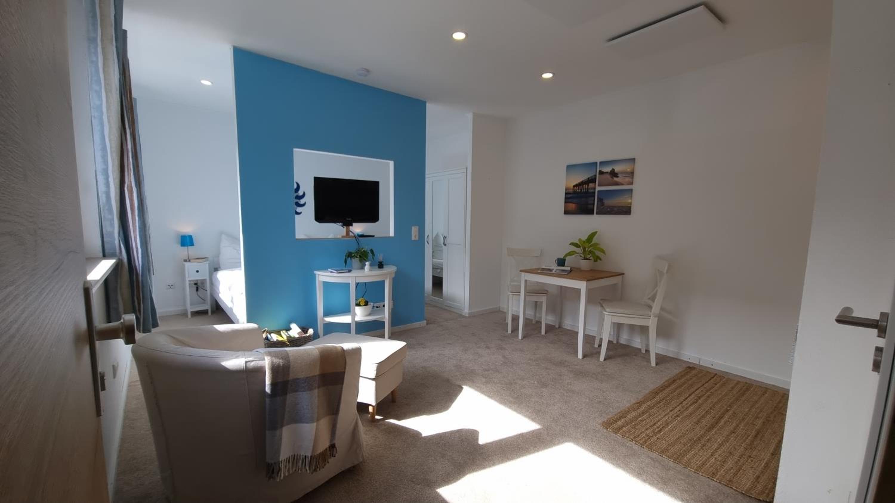 One-Bedroom Apartment photo 1