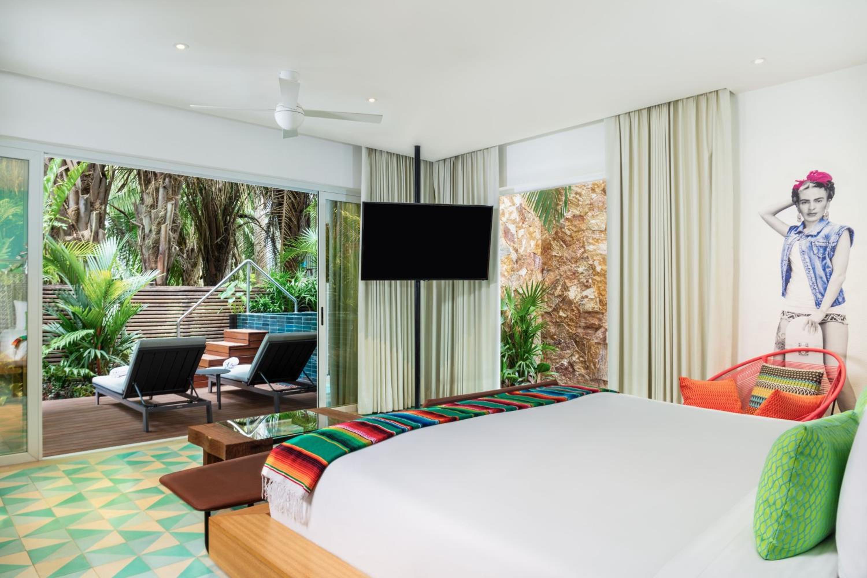 Standard King Room with Jungle View