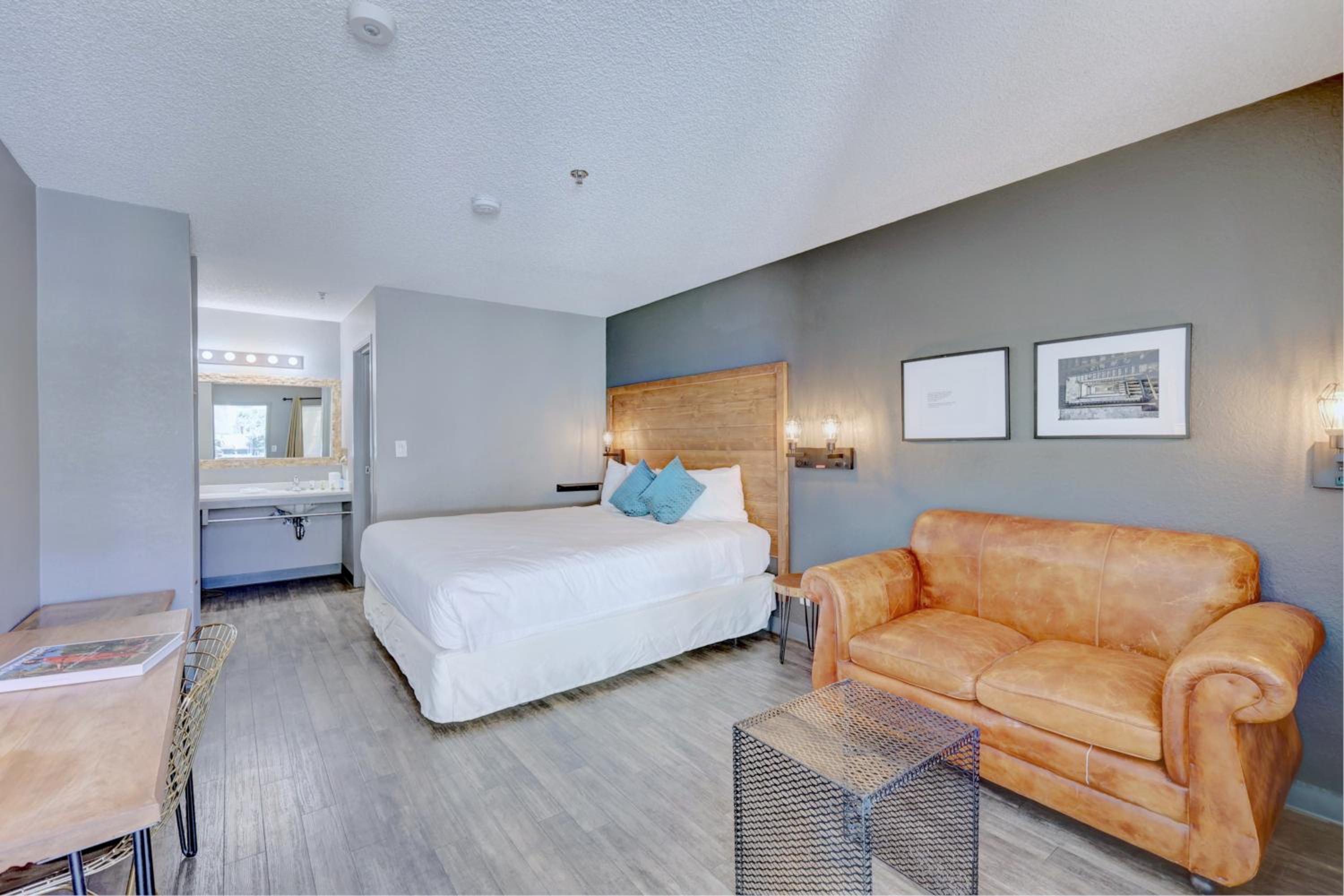 King Room with Pool View - Photo 2