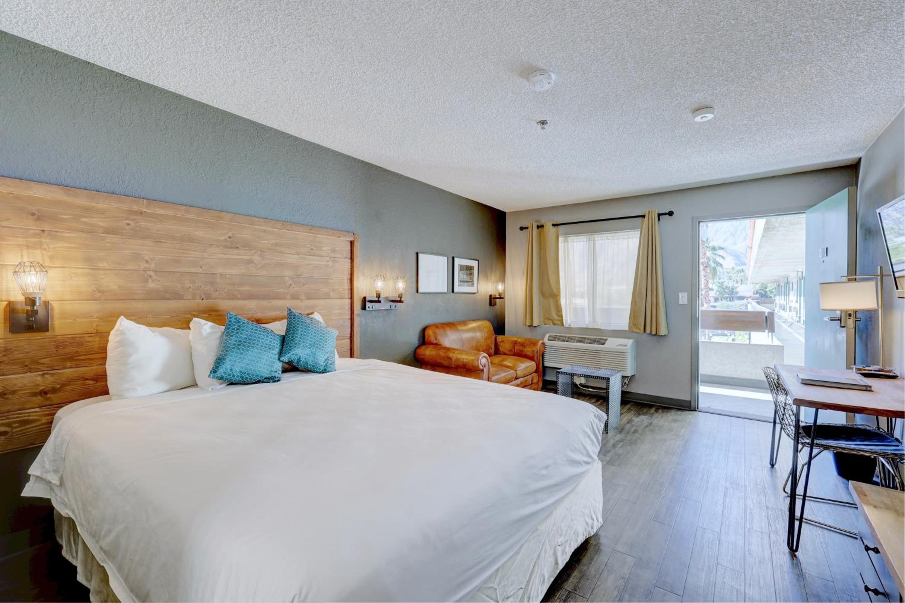 King Room with Pool View - Photo 1